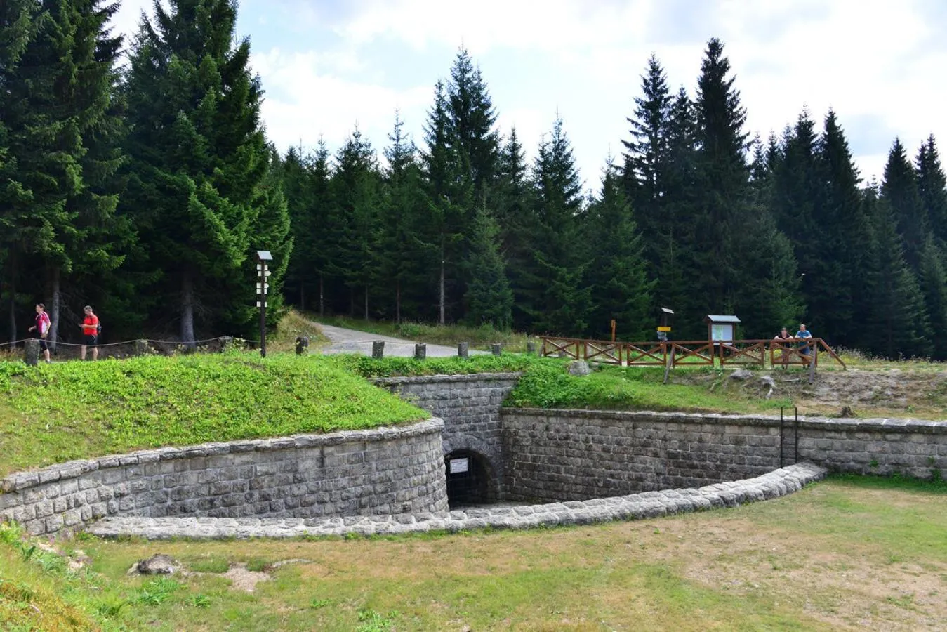 Hiking in Montanie Resort