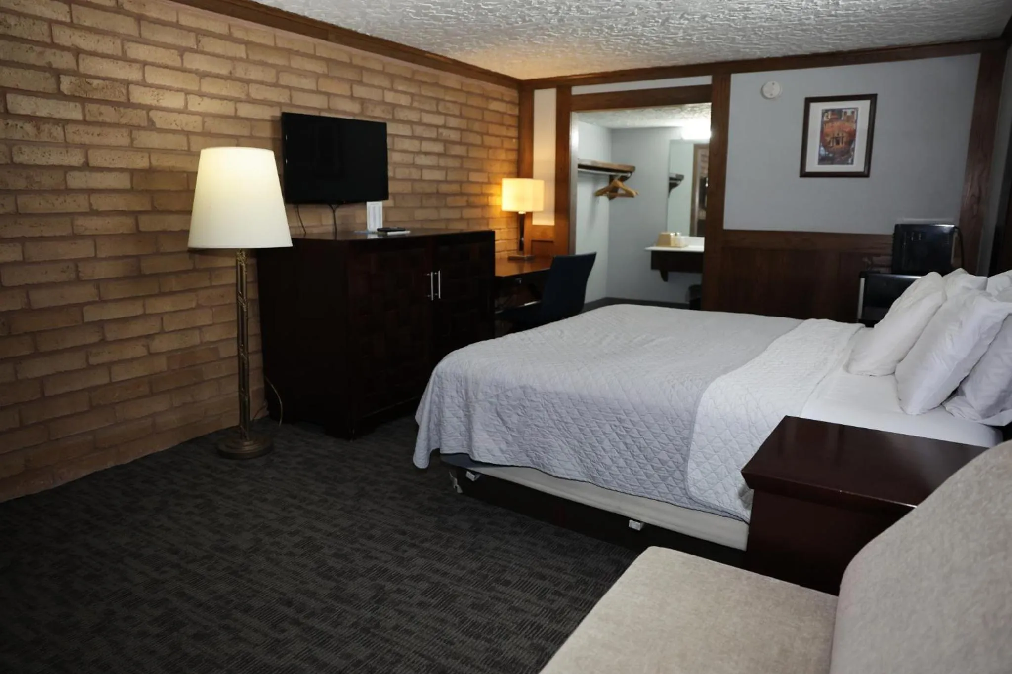 Communal lounge/ TV room, Bed in Rittiman Inn and Suites