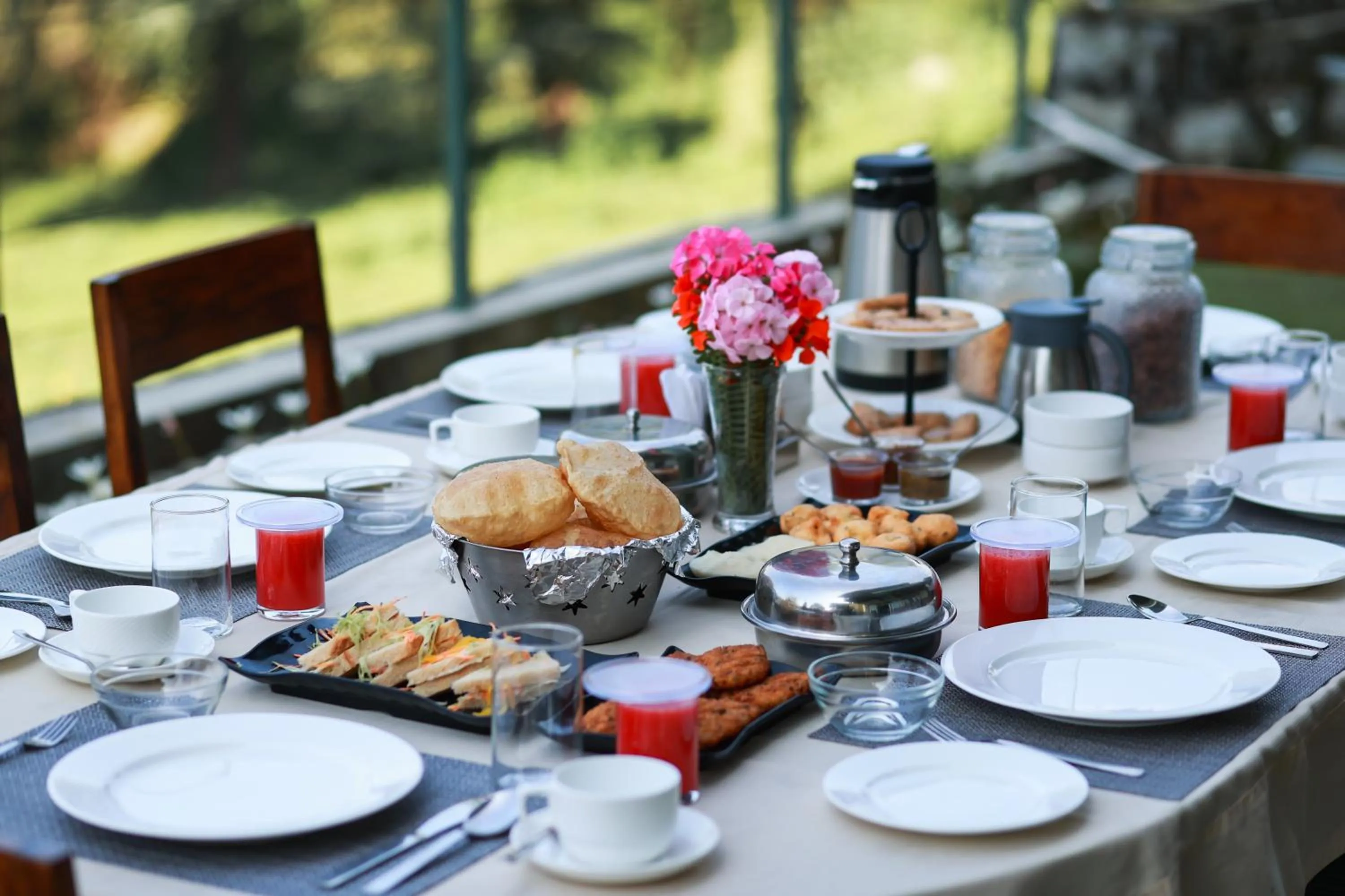 Dining area in Lamrin Norwood Green Palampur, Himachal Pradesh