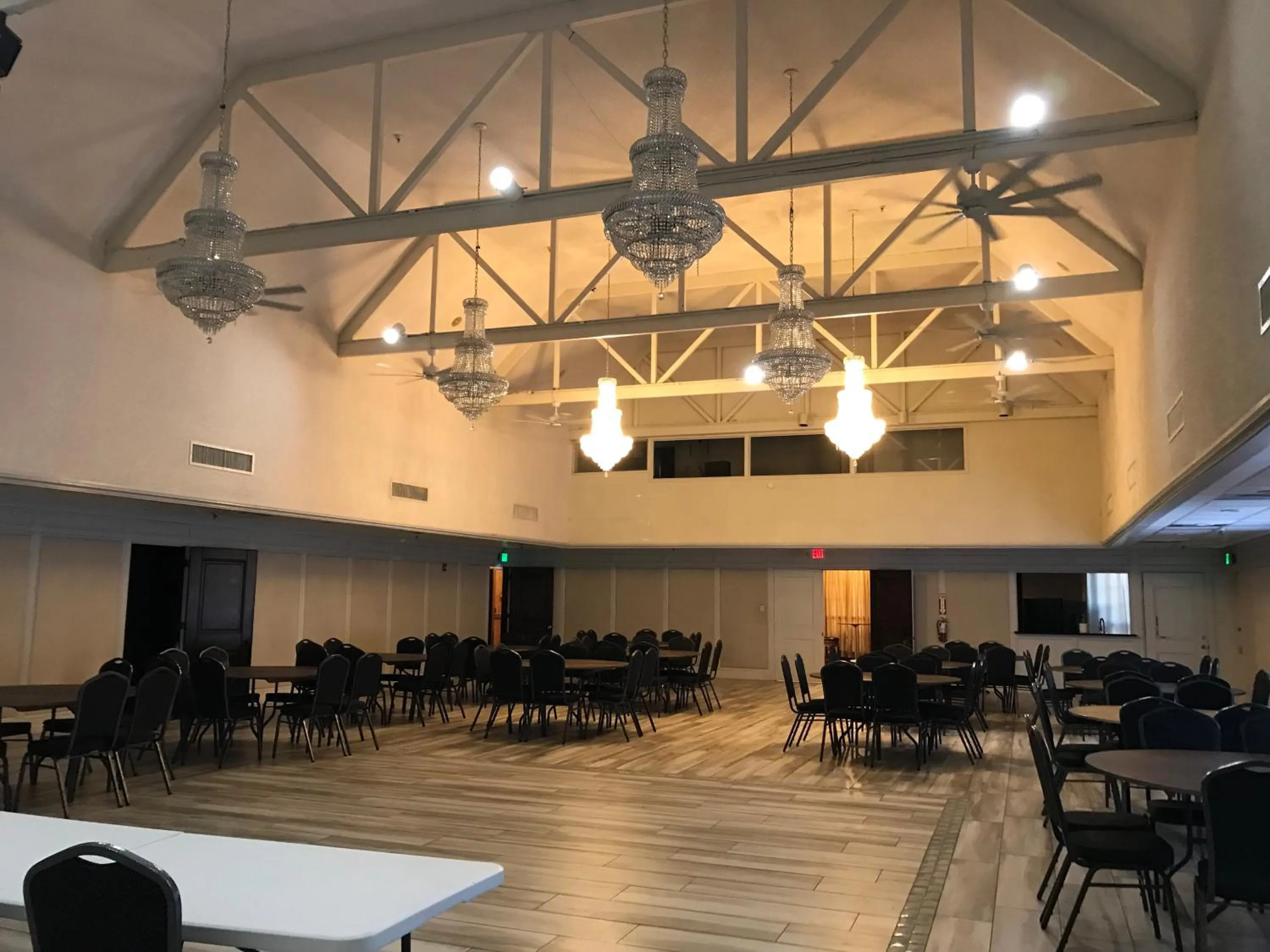 Meeting/conference room, Restaurant/Places to Eat in Lakeview Hotel