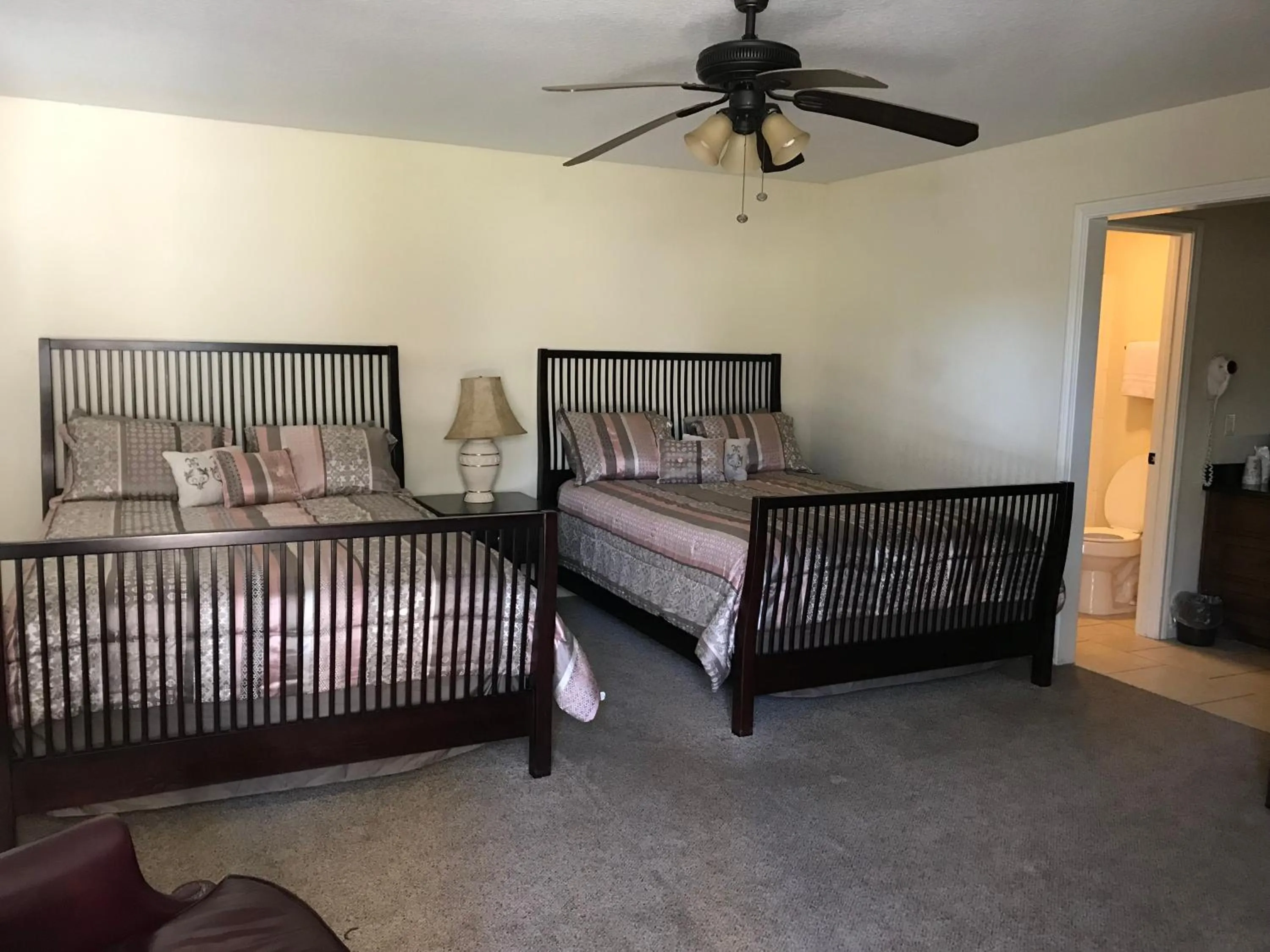 Bedroom, Bed in Lakeview Hotel