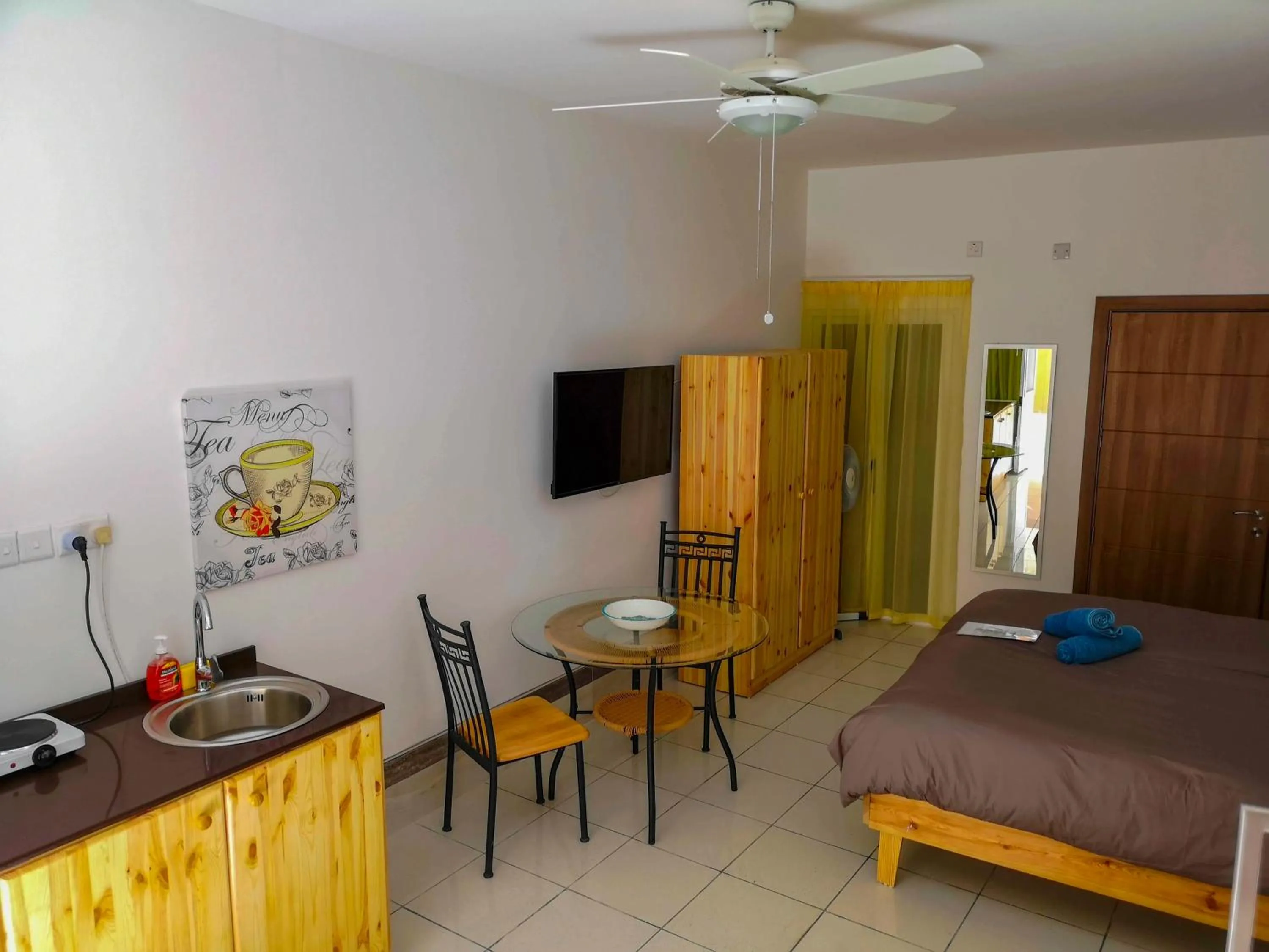 Communal lounge/ TV room, Bed in All Nations Holiday Home