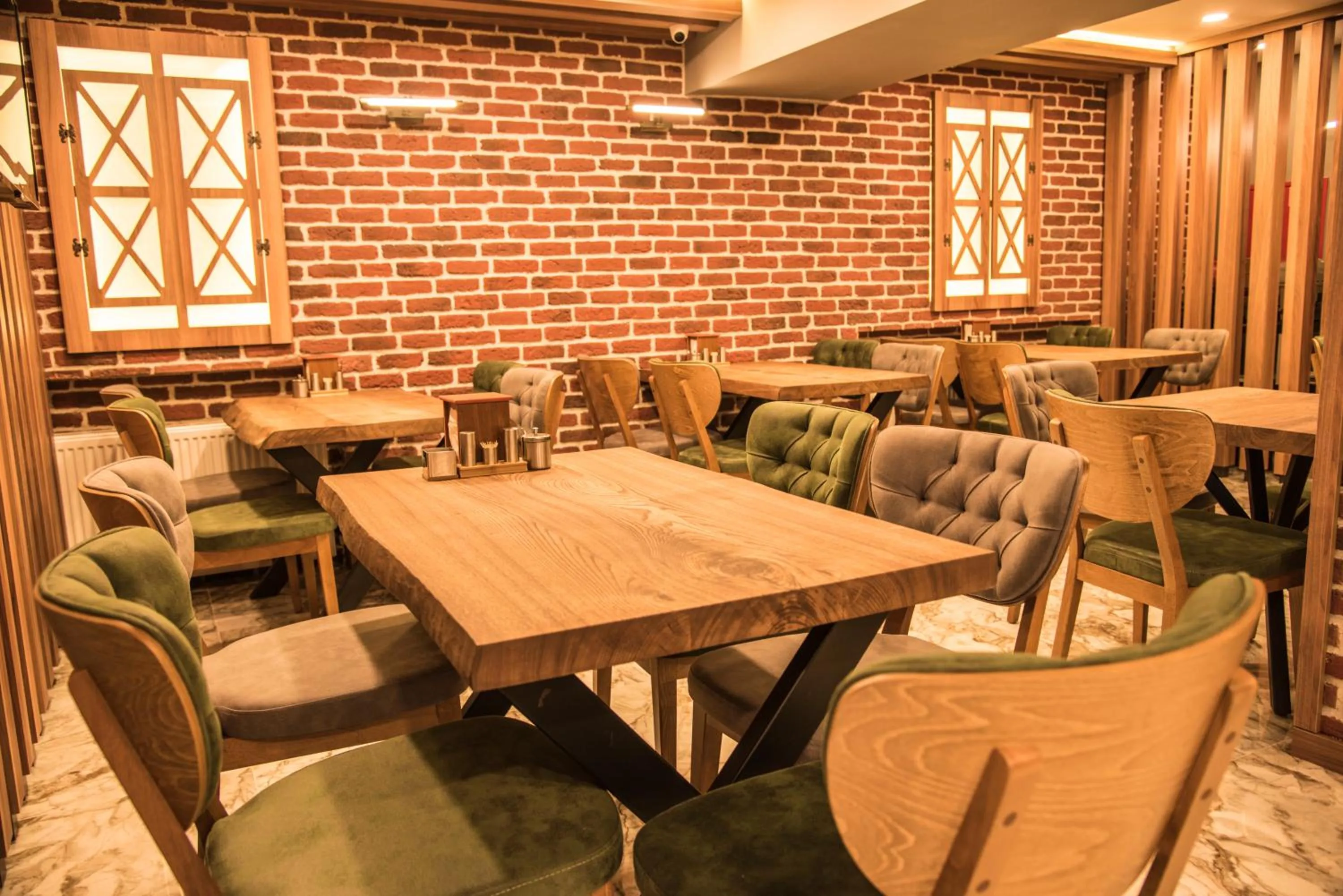 Restaurant/places to eat in Elif Inan Hotel