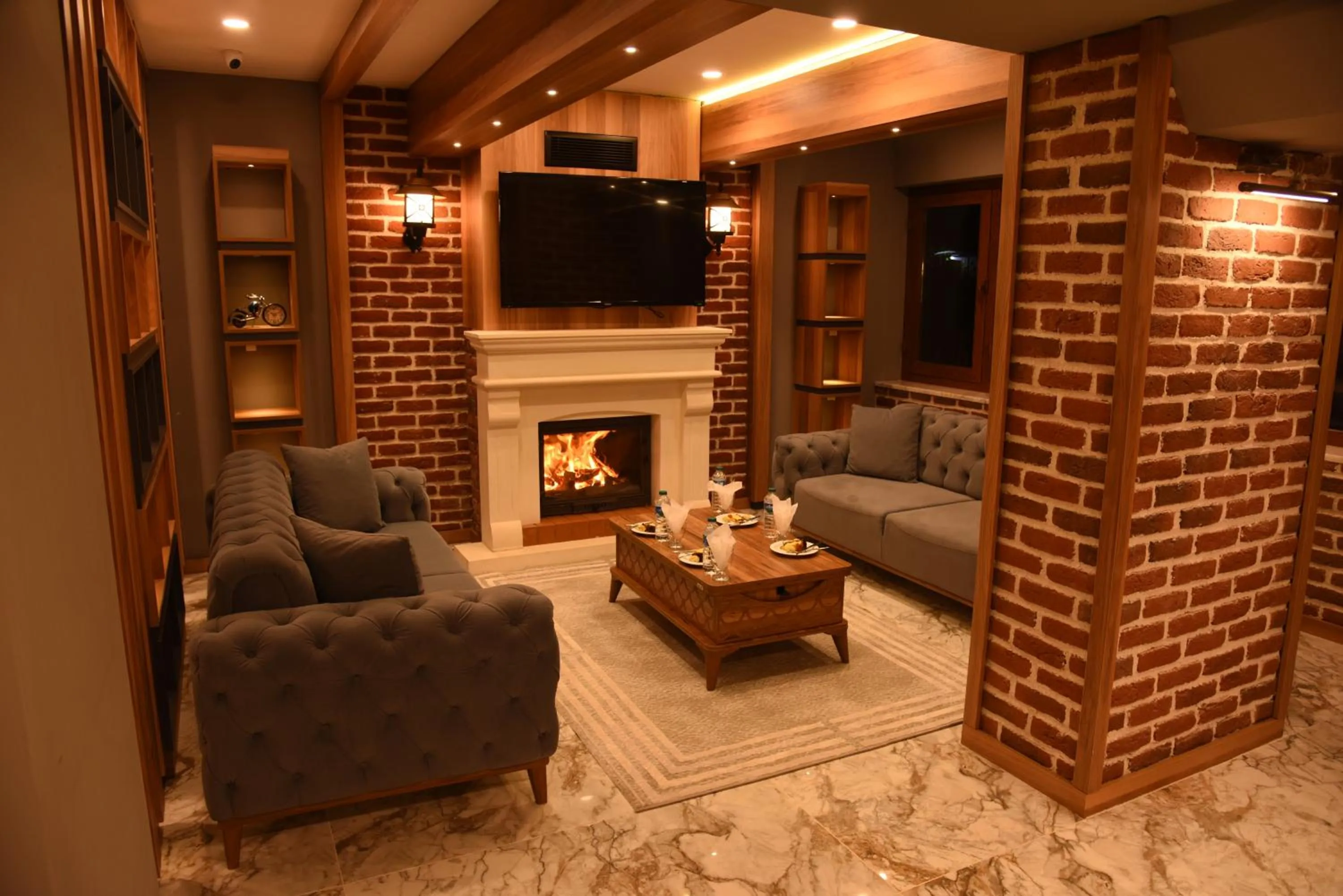 Restaurant/places to eat in Elif Inan Hotel