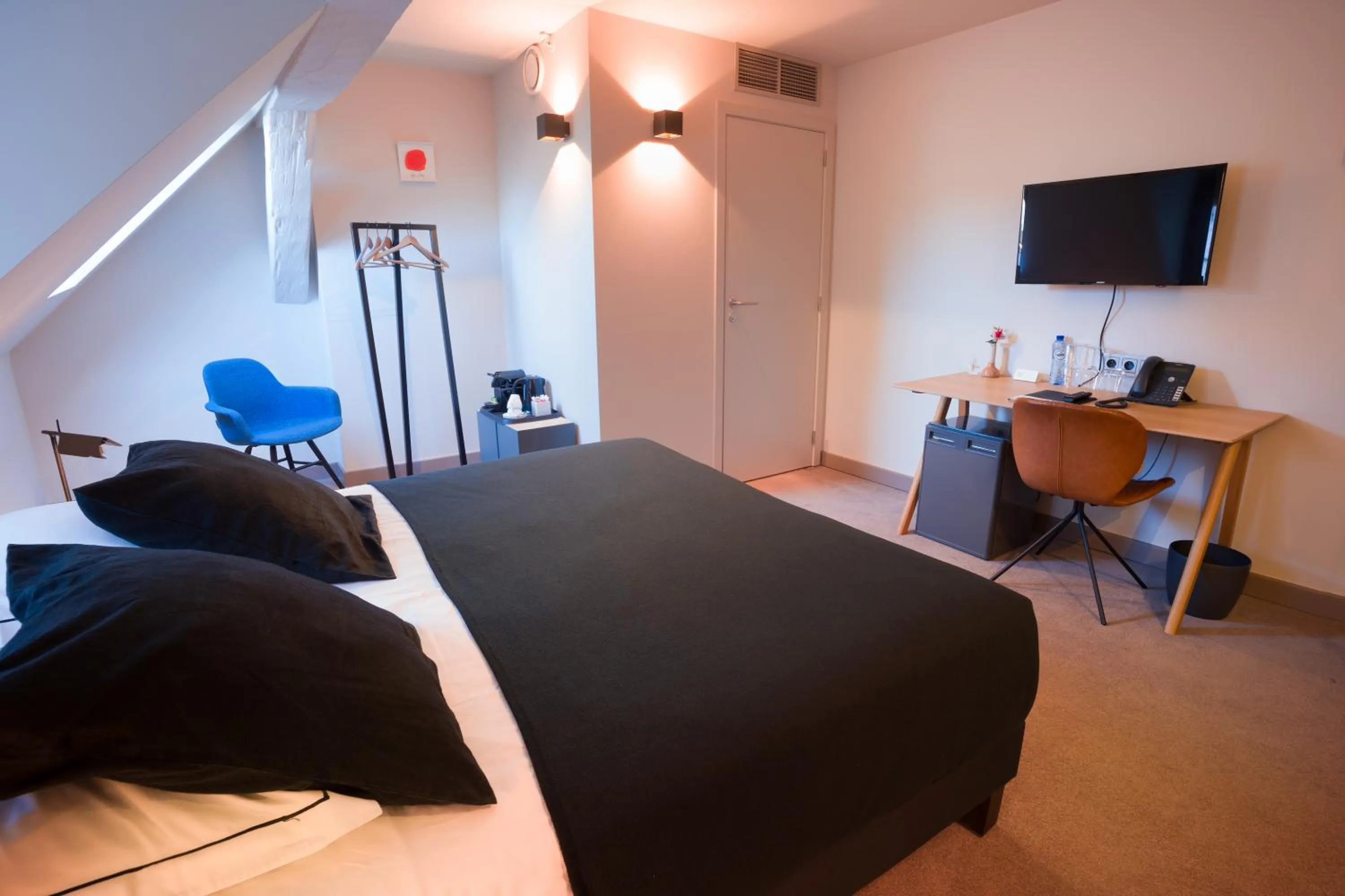 Property building, Bed in Hotel Neuvice