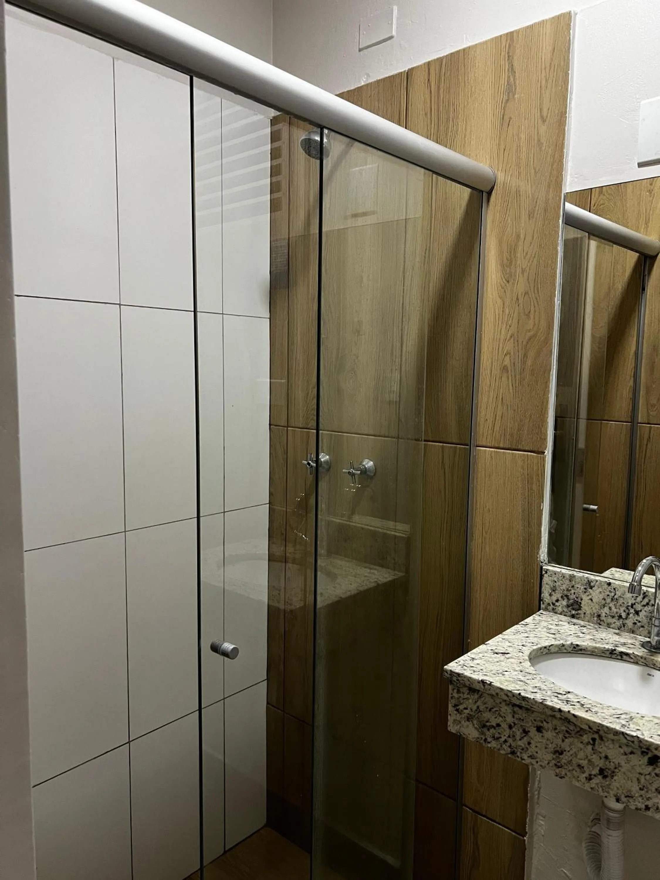 Shower in Hotel Astória Maringá