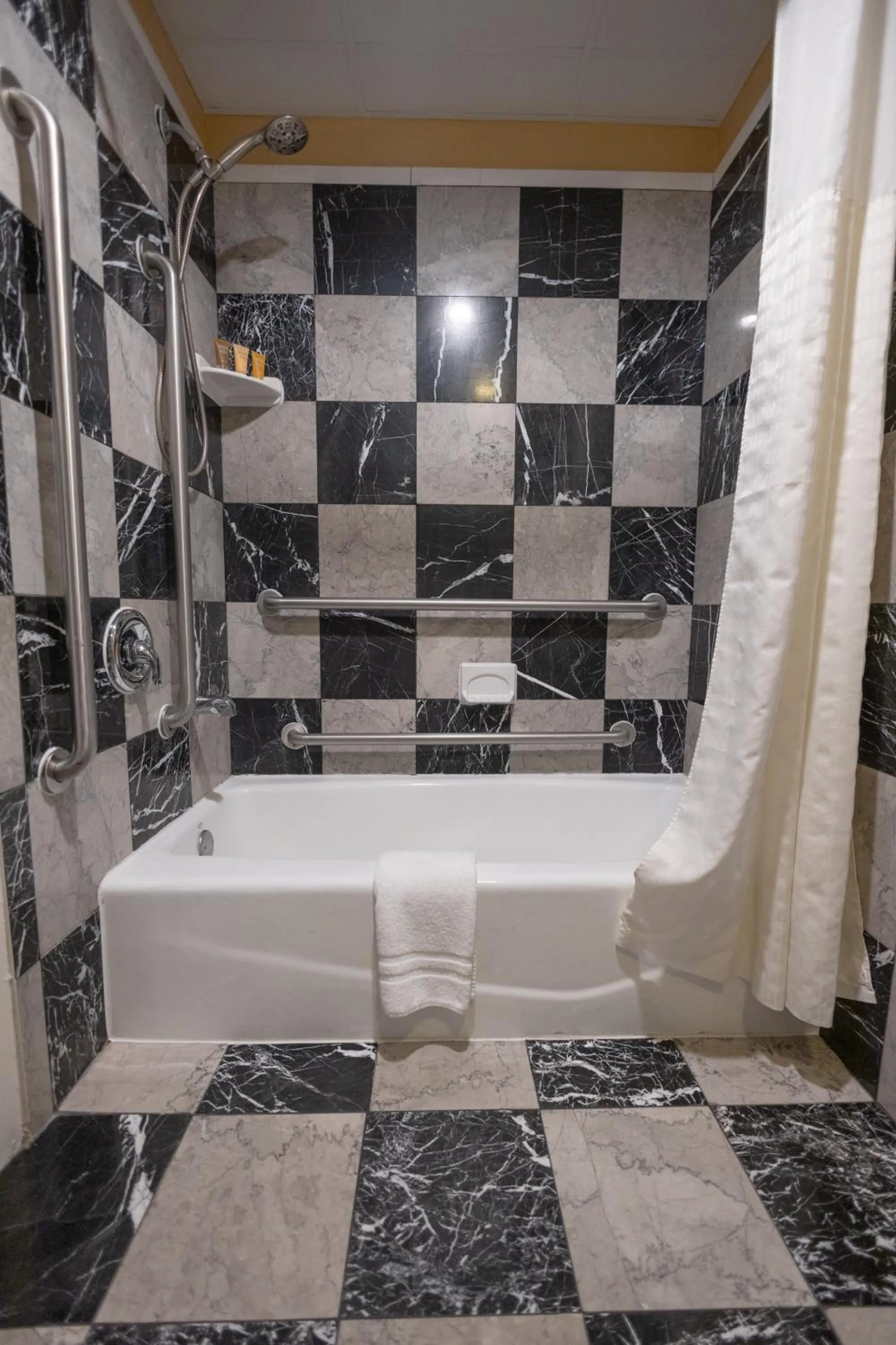 Shower in Ocean Inn & Suites