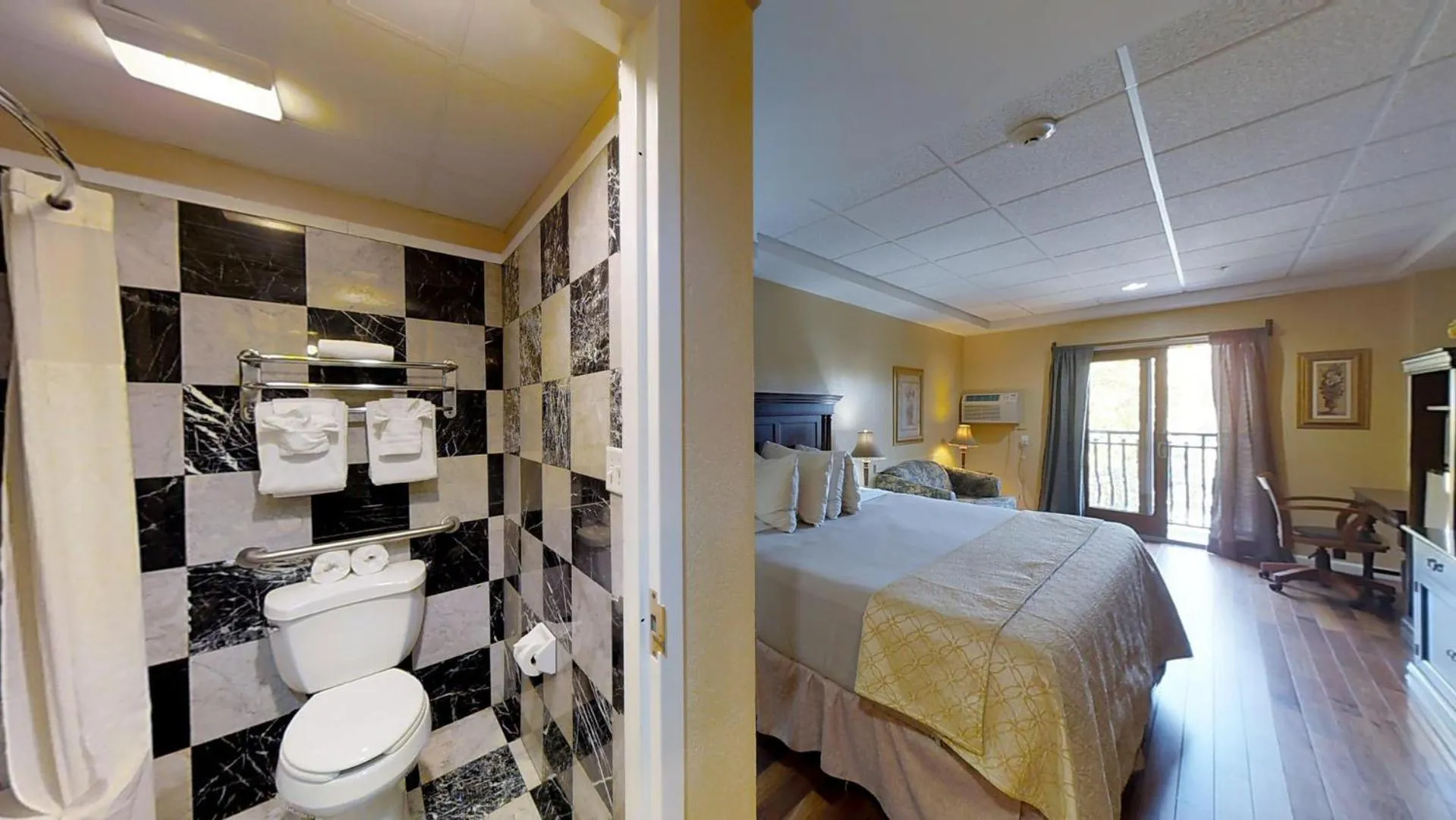 Bathroom, Bed in Ocean Inn & Suites