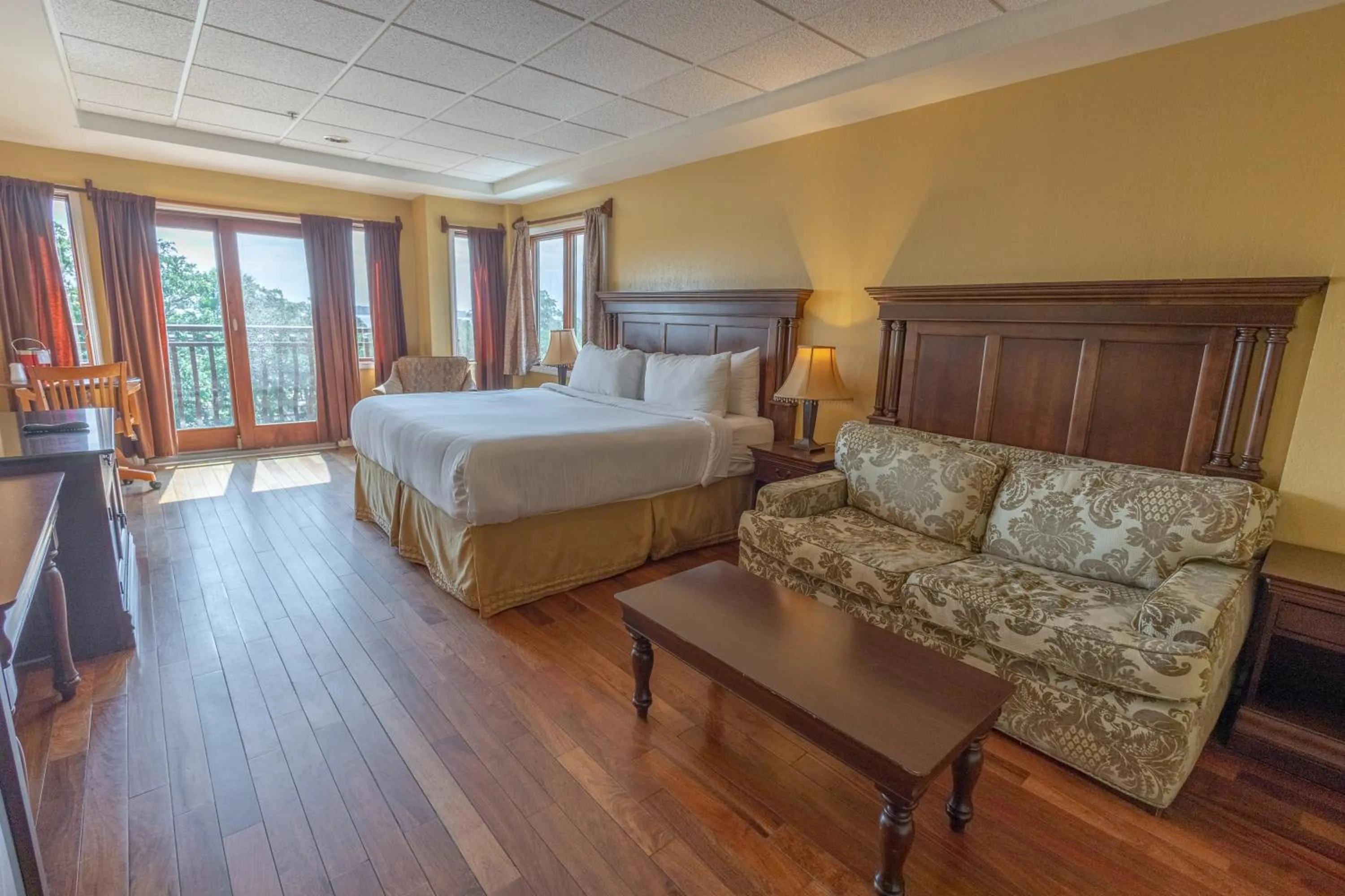 Bed in Ocean Inn & Suites