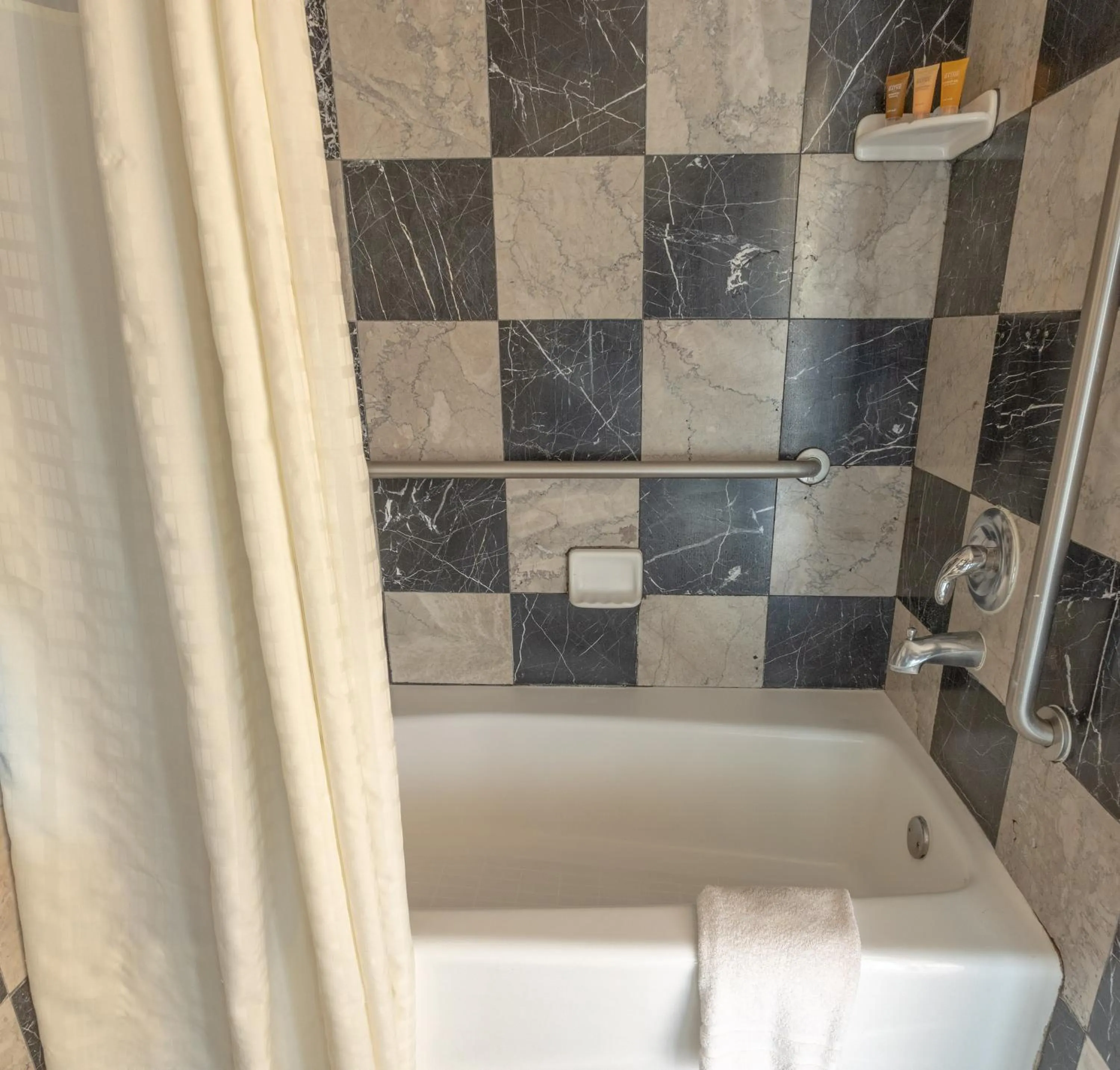 Shower in Ocean Inn & Suites