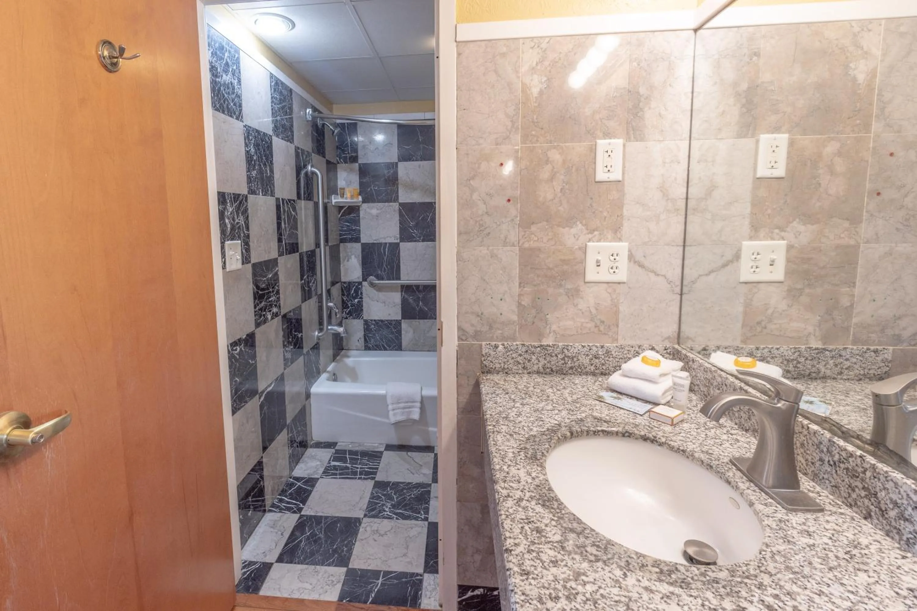 Shower in Ocean Inn & Suites