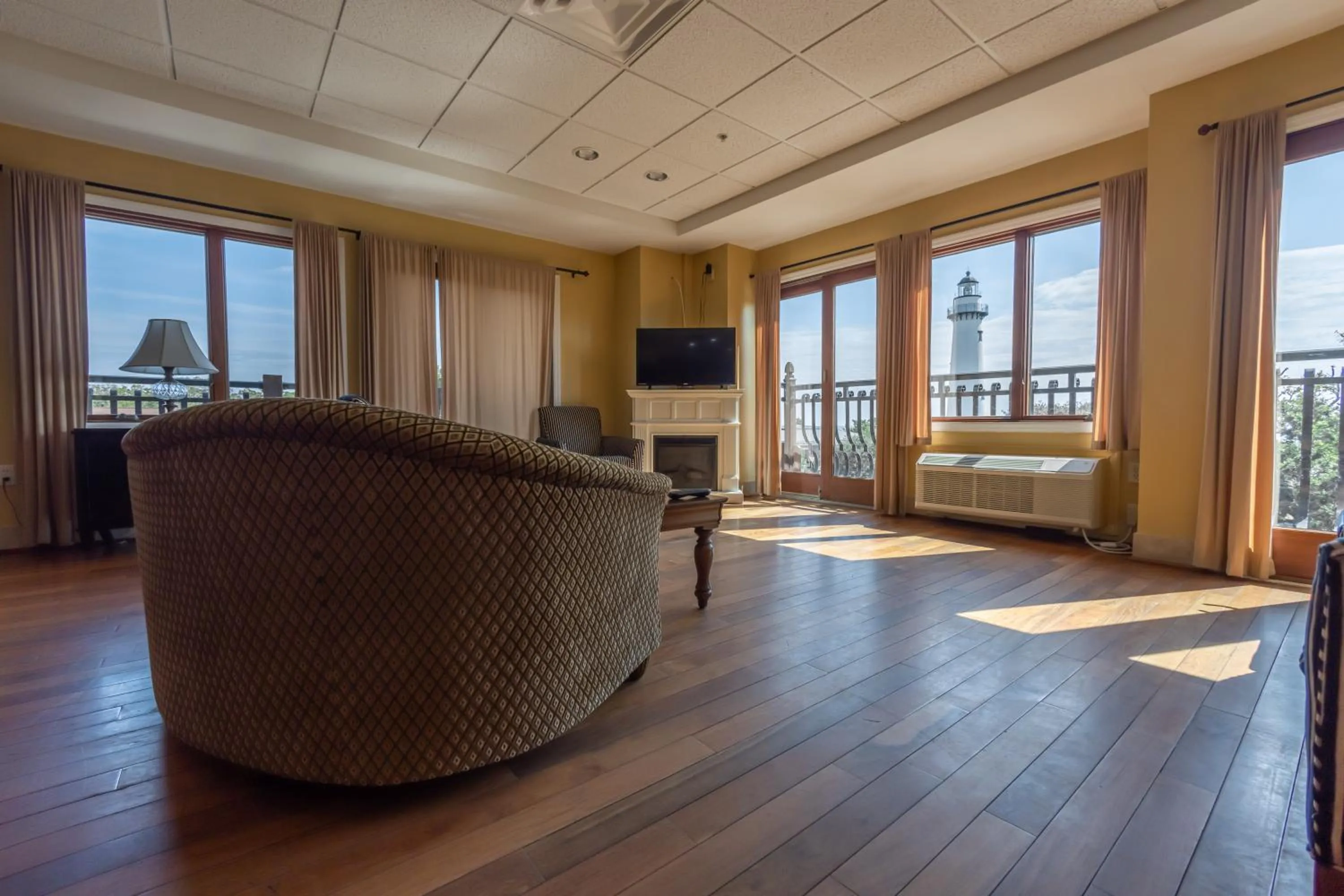 Living room in Ocean Inn & Suites