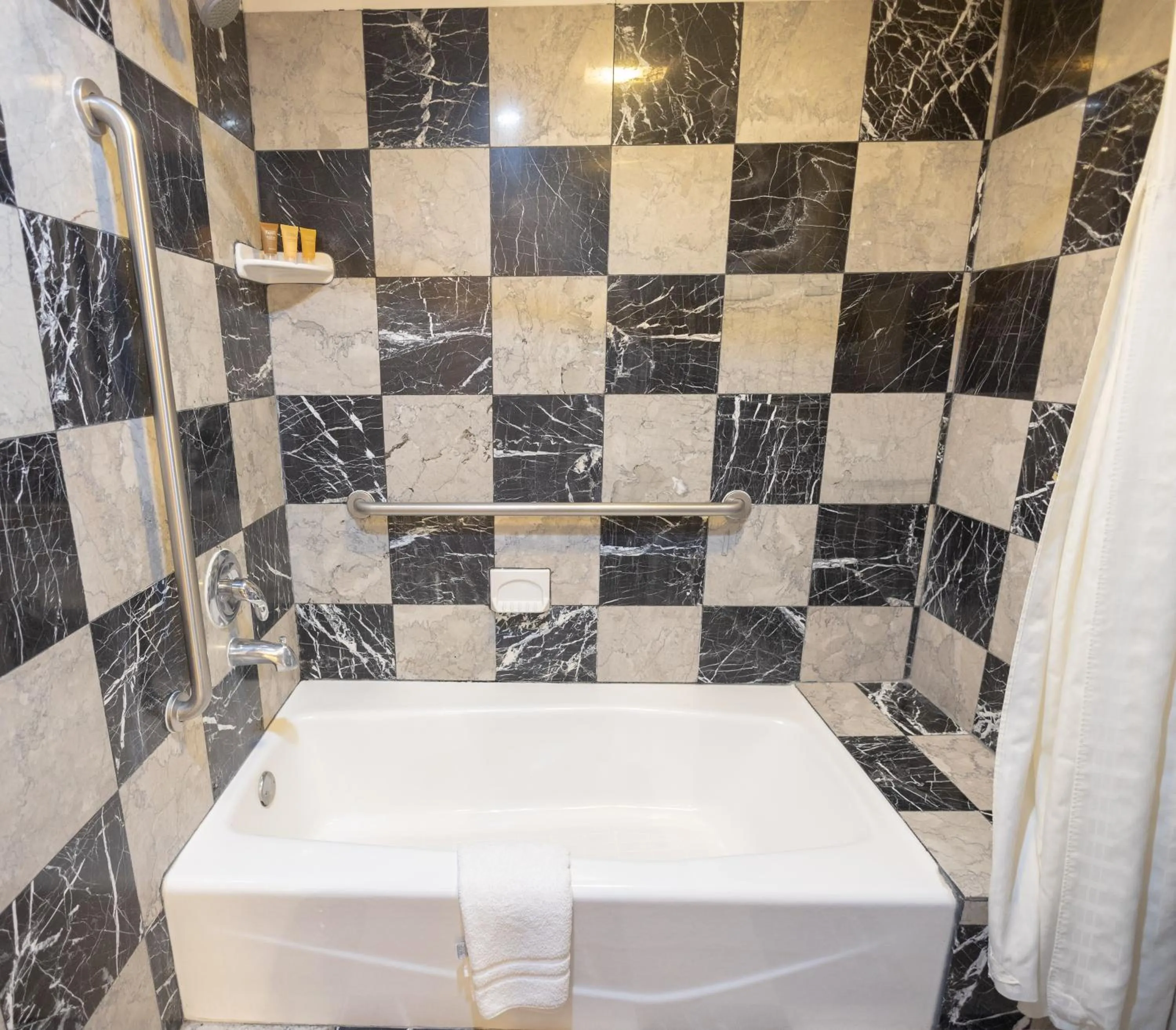 Shower in Ocean Inn & Suites