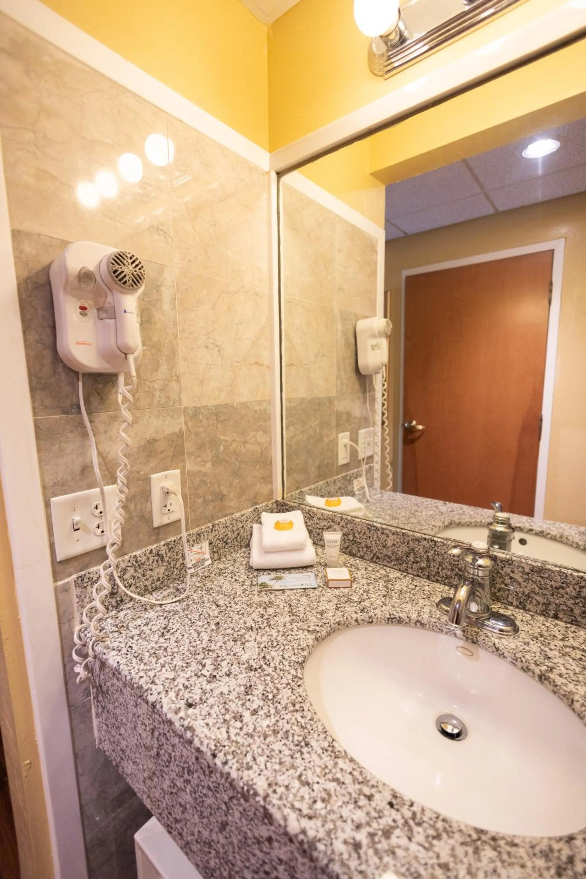 Shower in Ocean Inn & Suites