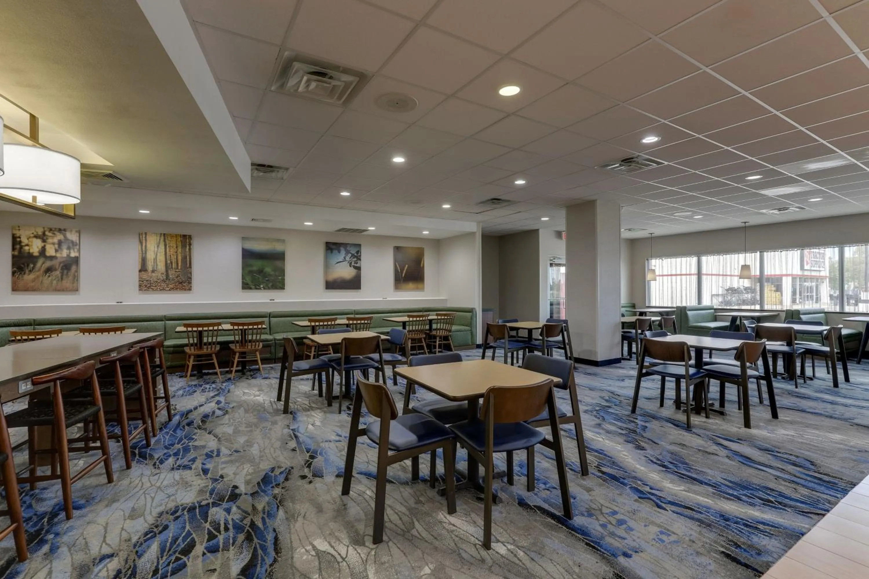 Restaurant/places to eat in Fairfield Inn and Suites Hutchinson