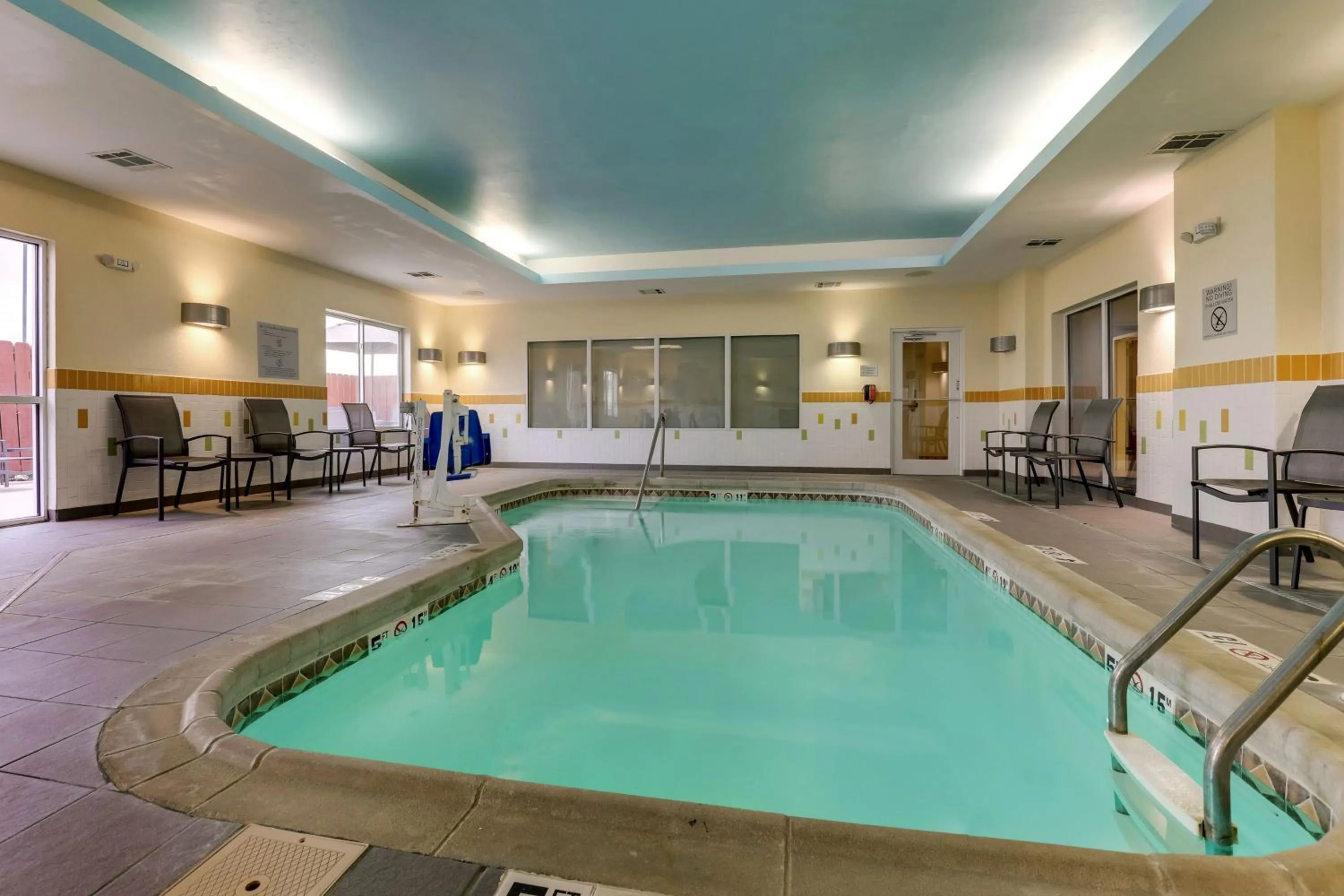 Swimming pool in Fairfield Inn and Suites Hutchinson