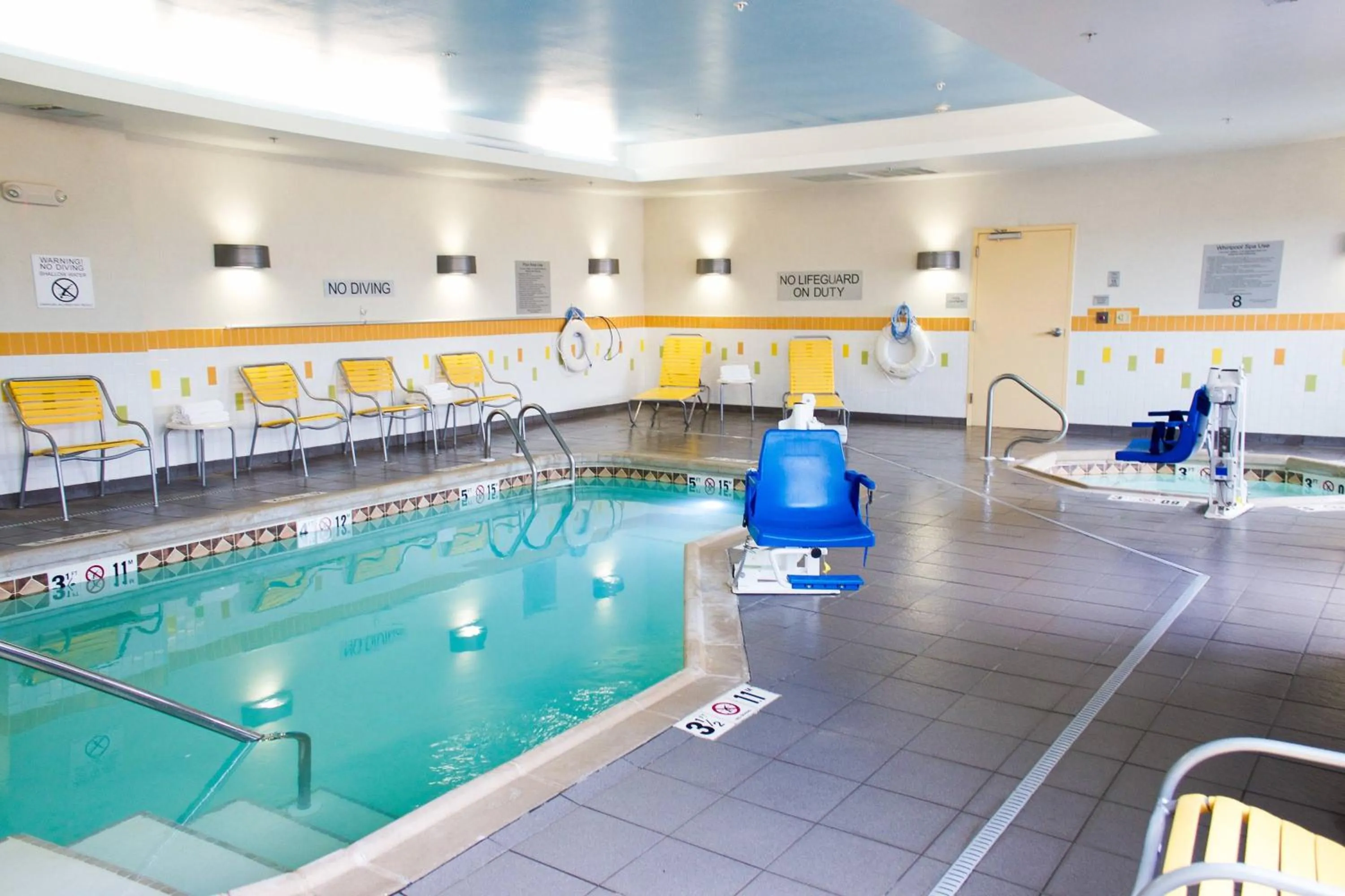 Swimming pool in Fairfield Inn and Suites Hutchinson