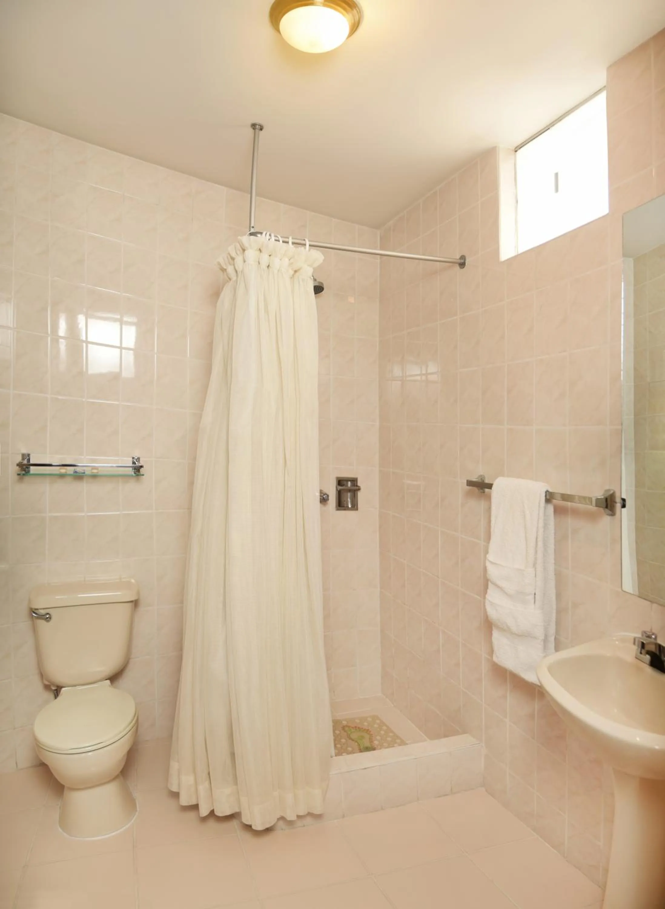 Shower in Hotel Benavides