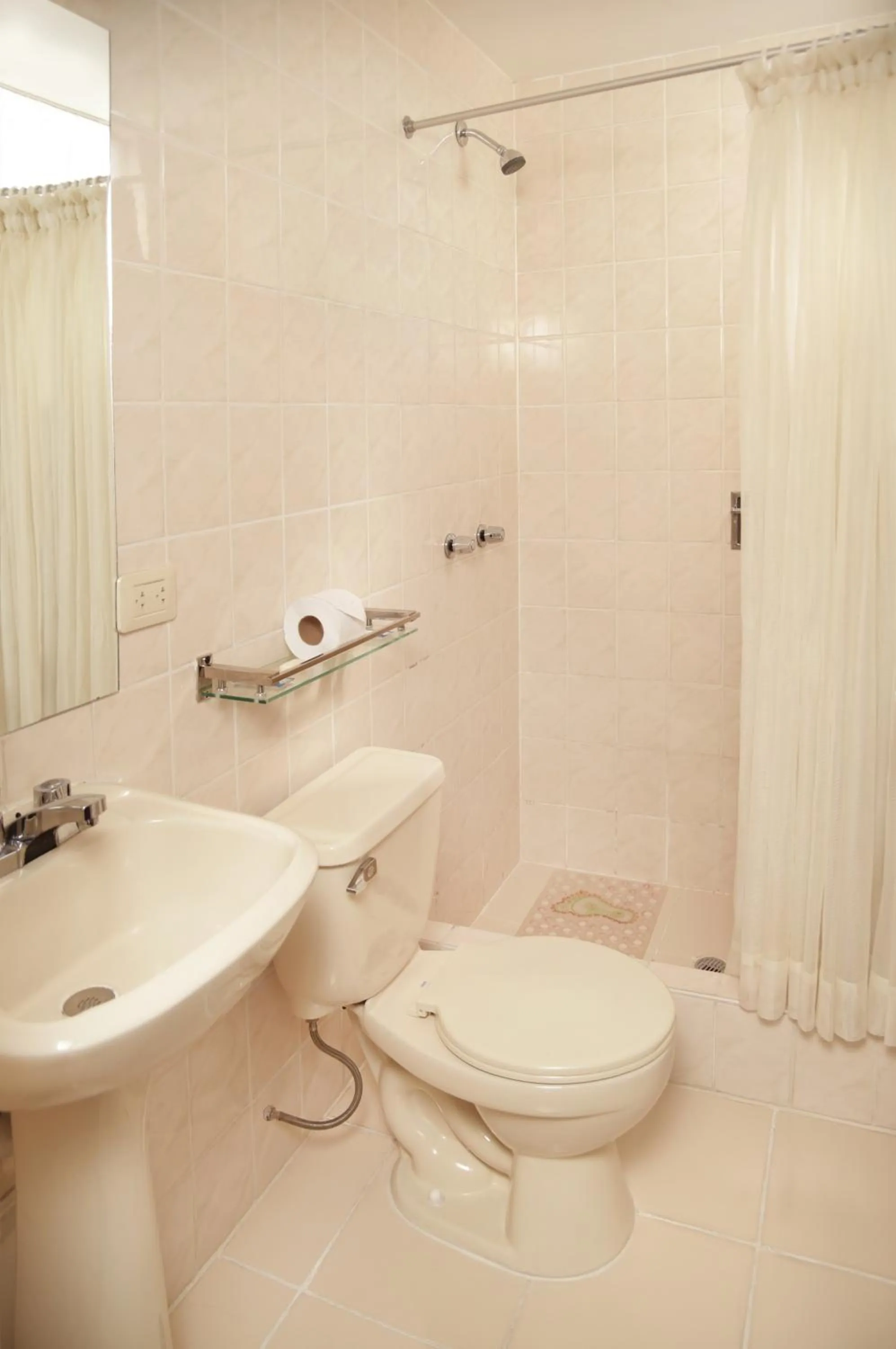 Shower in Hotel Benavides