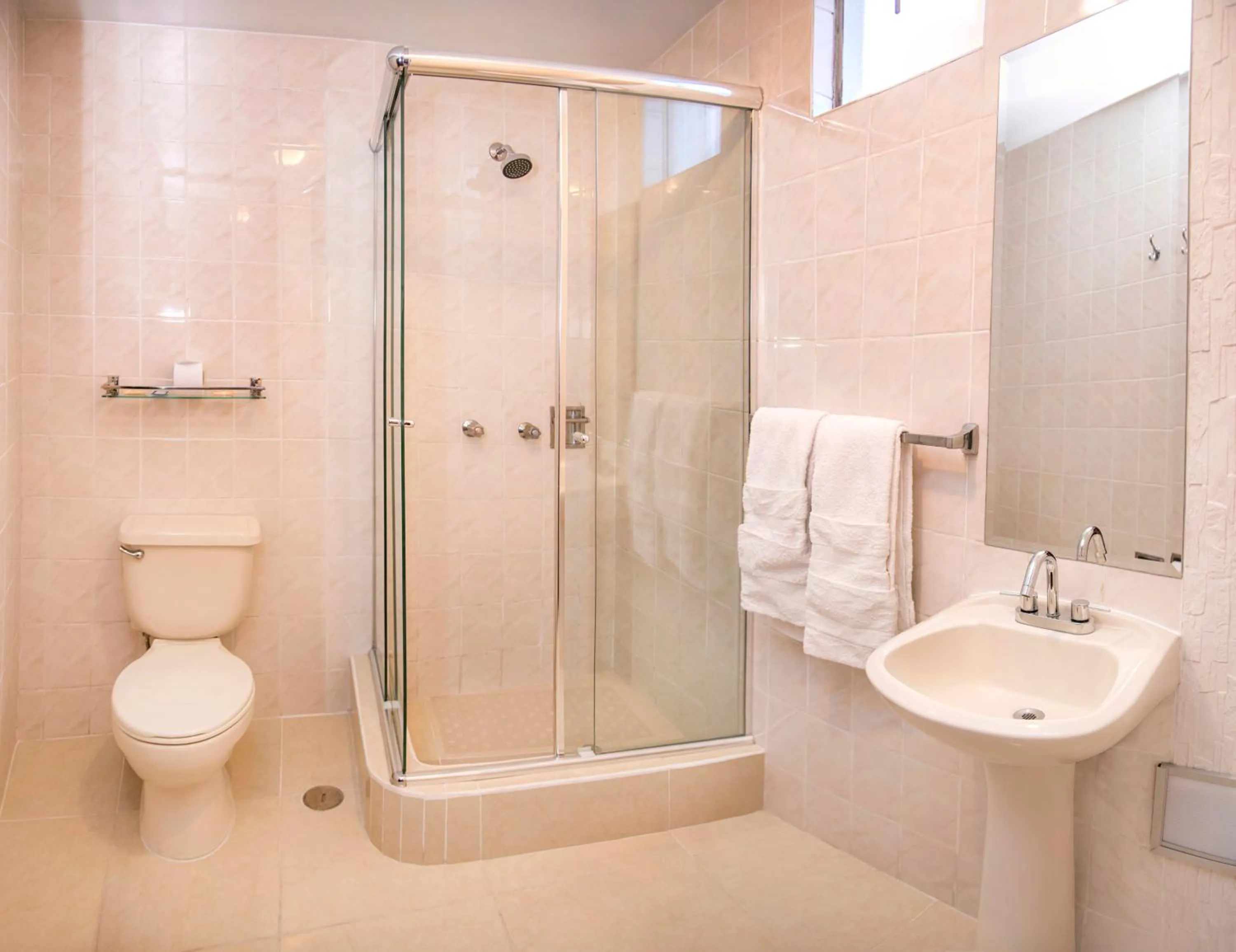 Shower in Hotel Benavides