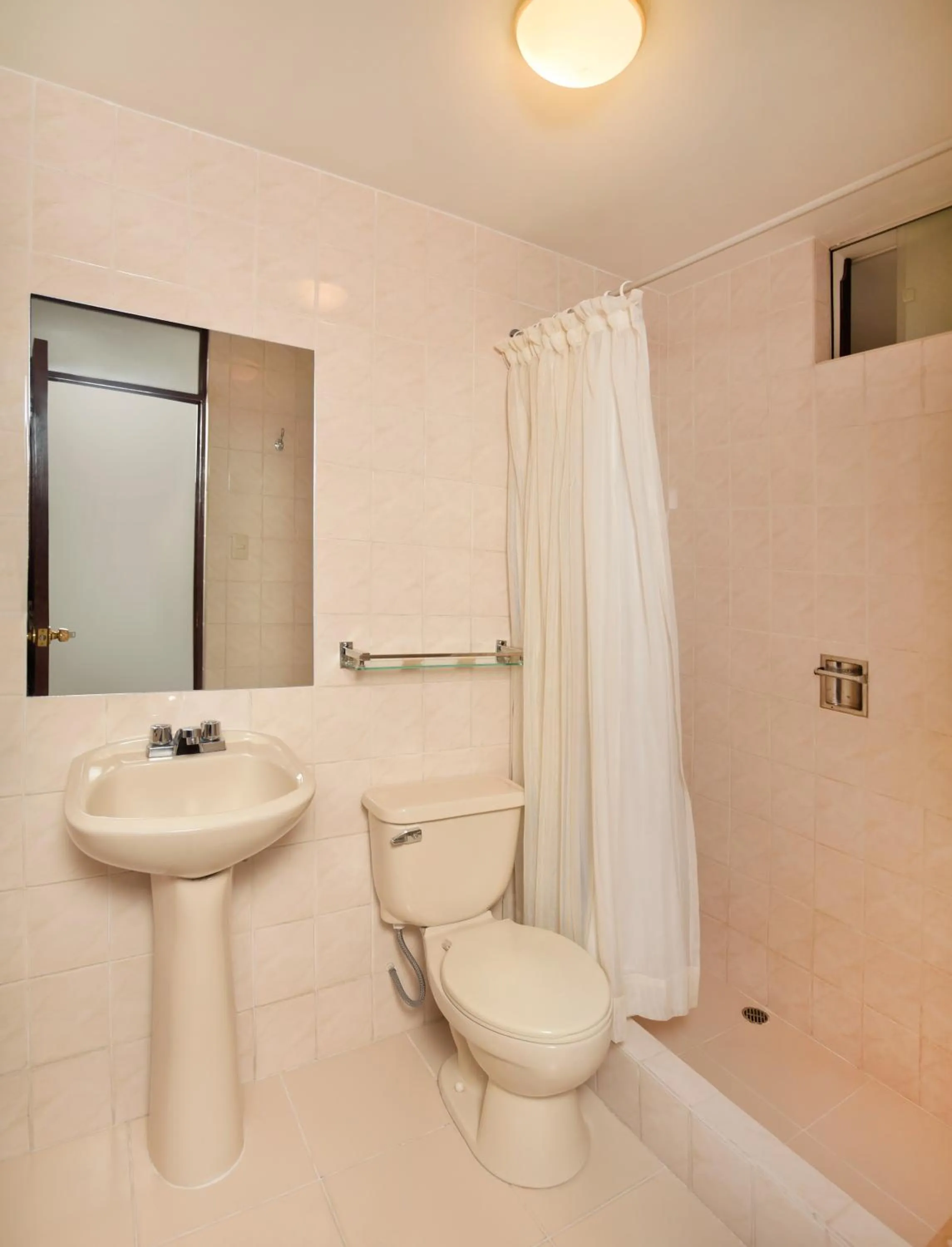 Shower in Hotel Benavides