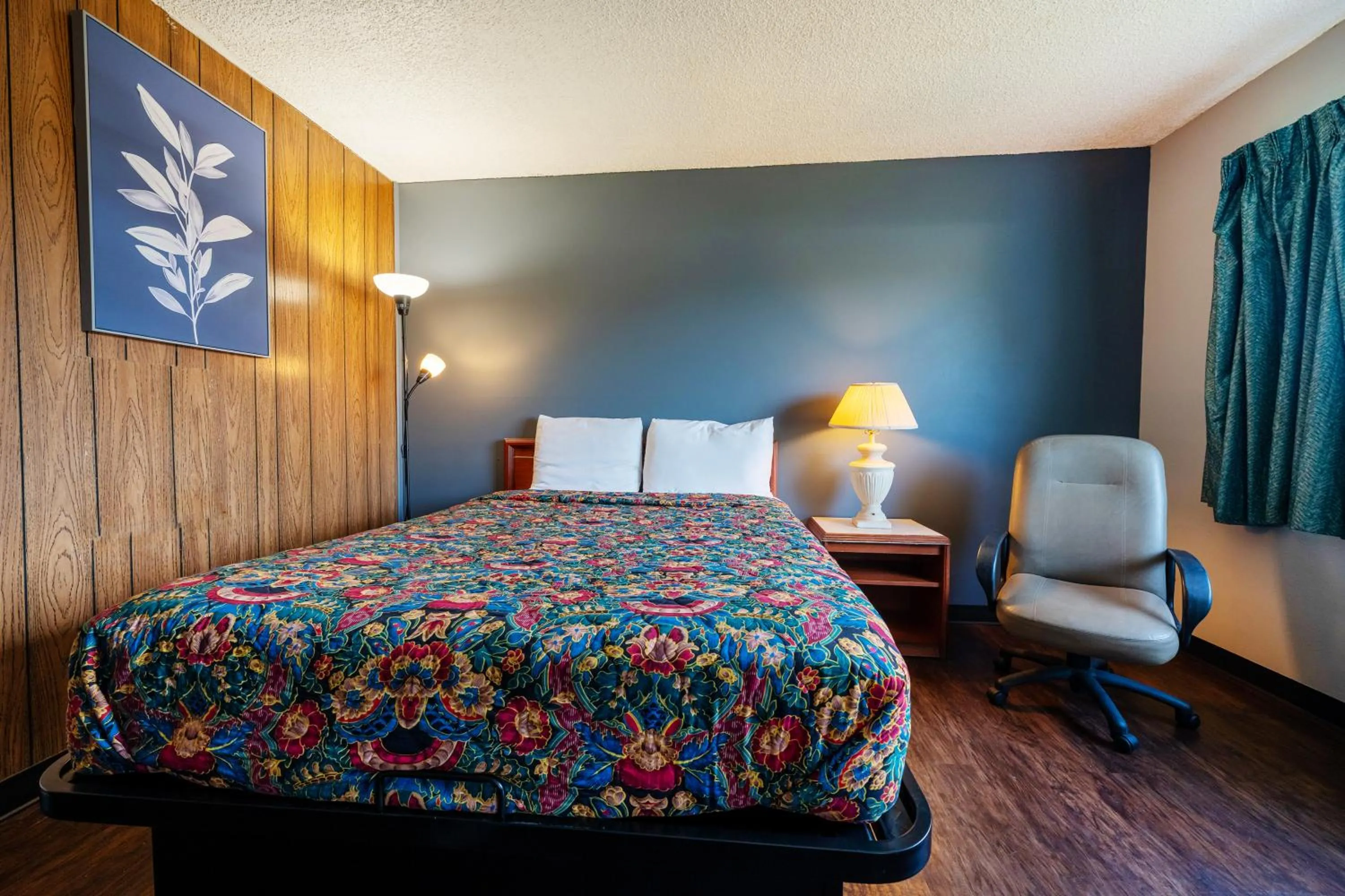 Bedroom, Bed in Best Value Inn by OYO Portland OR South East