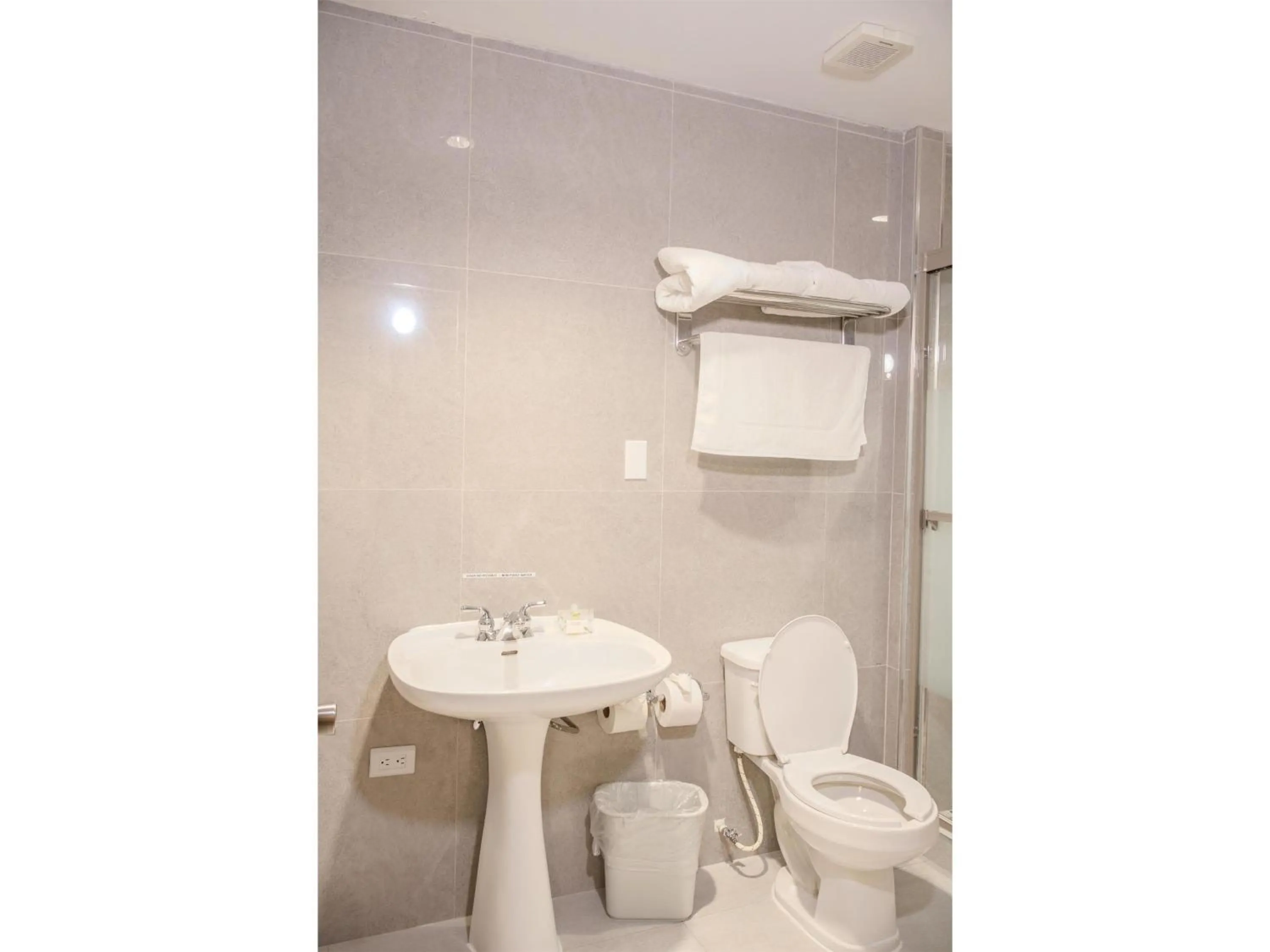 Bathroom in Best Western Hotel Plaza Matamoros