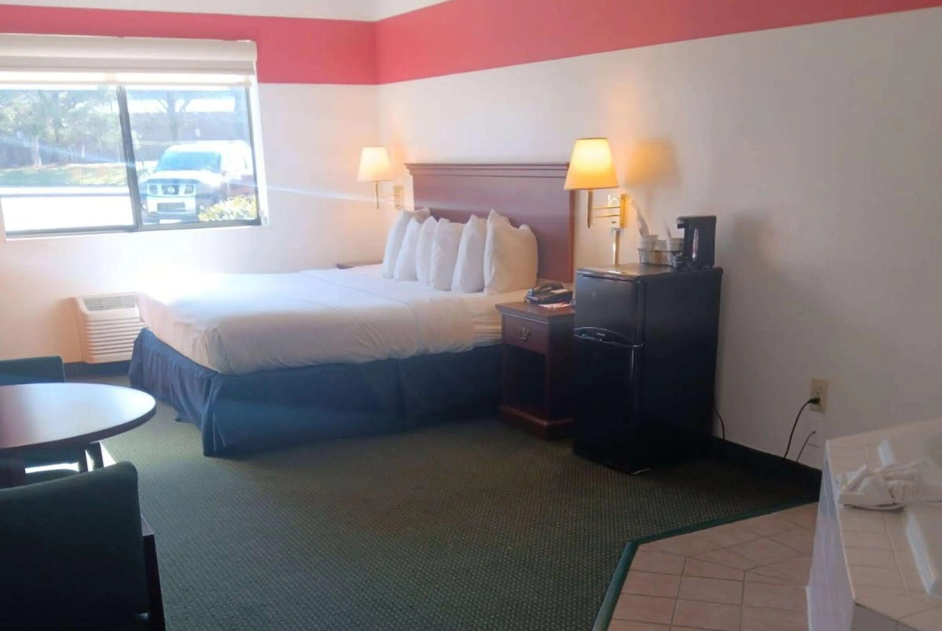 Photo of the whole room, Bed in Ramada Limited - Mount Sterling