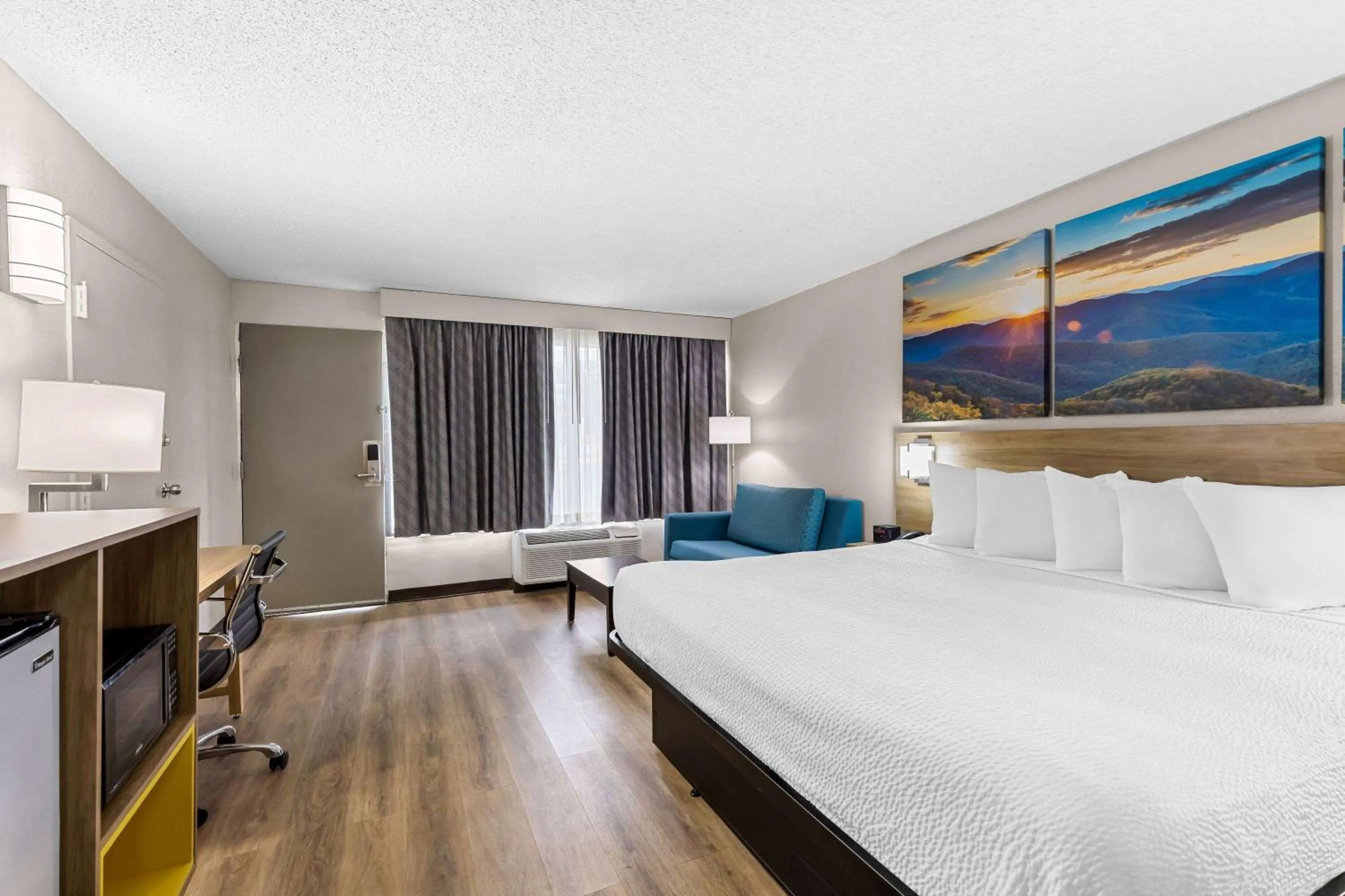 Bed in Days Inn by Wyndham Clayton