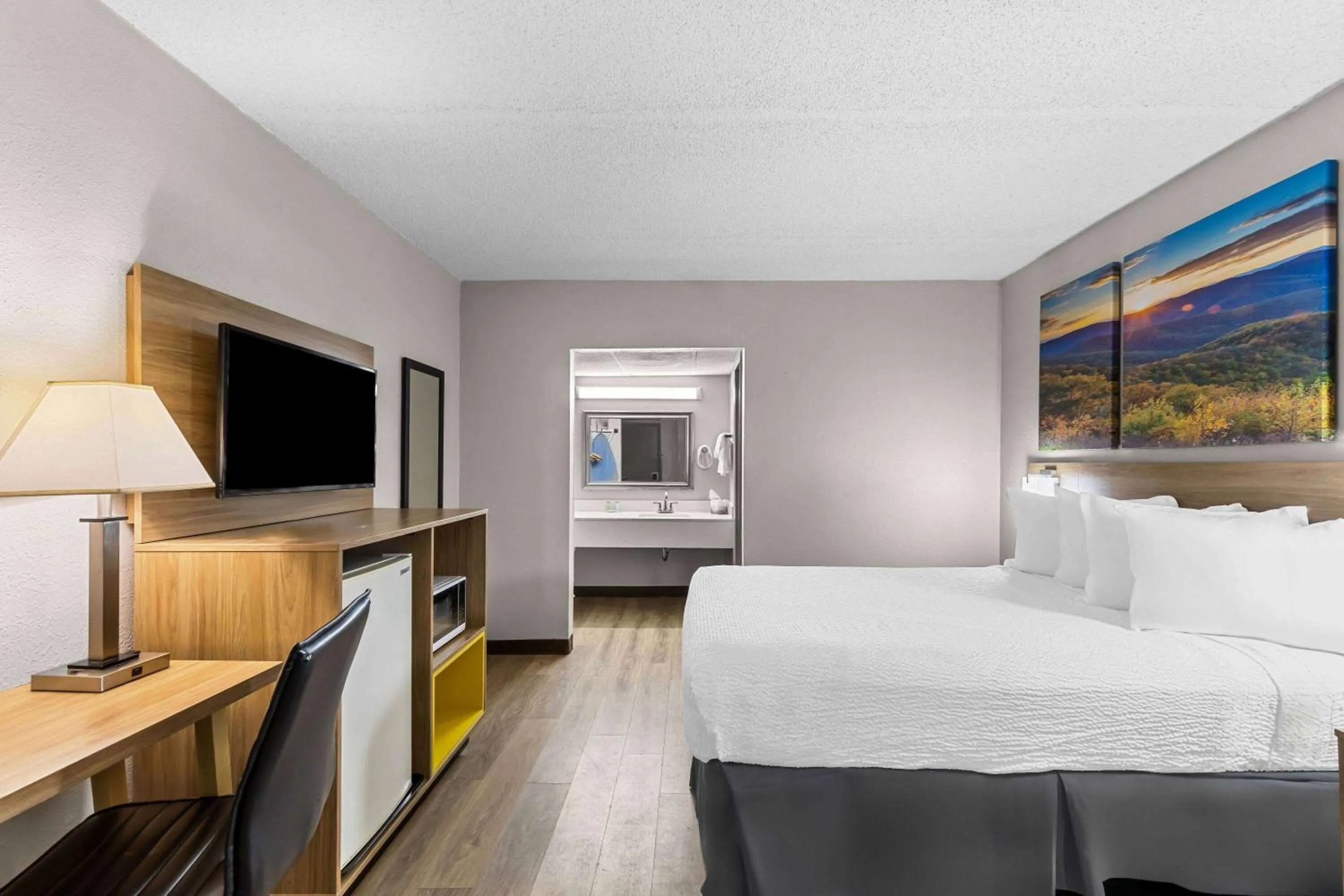 Bed in Days Inn by Wyndham Clayton