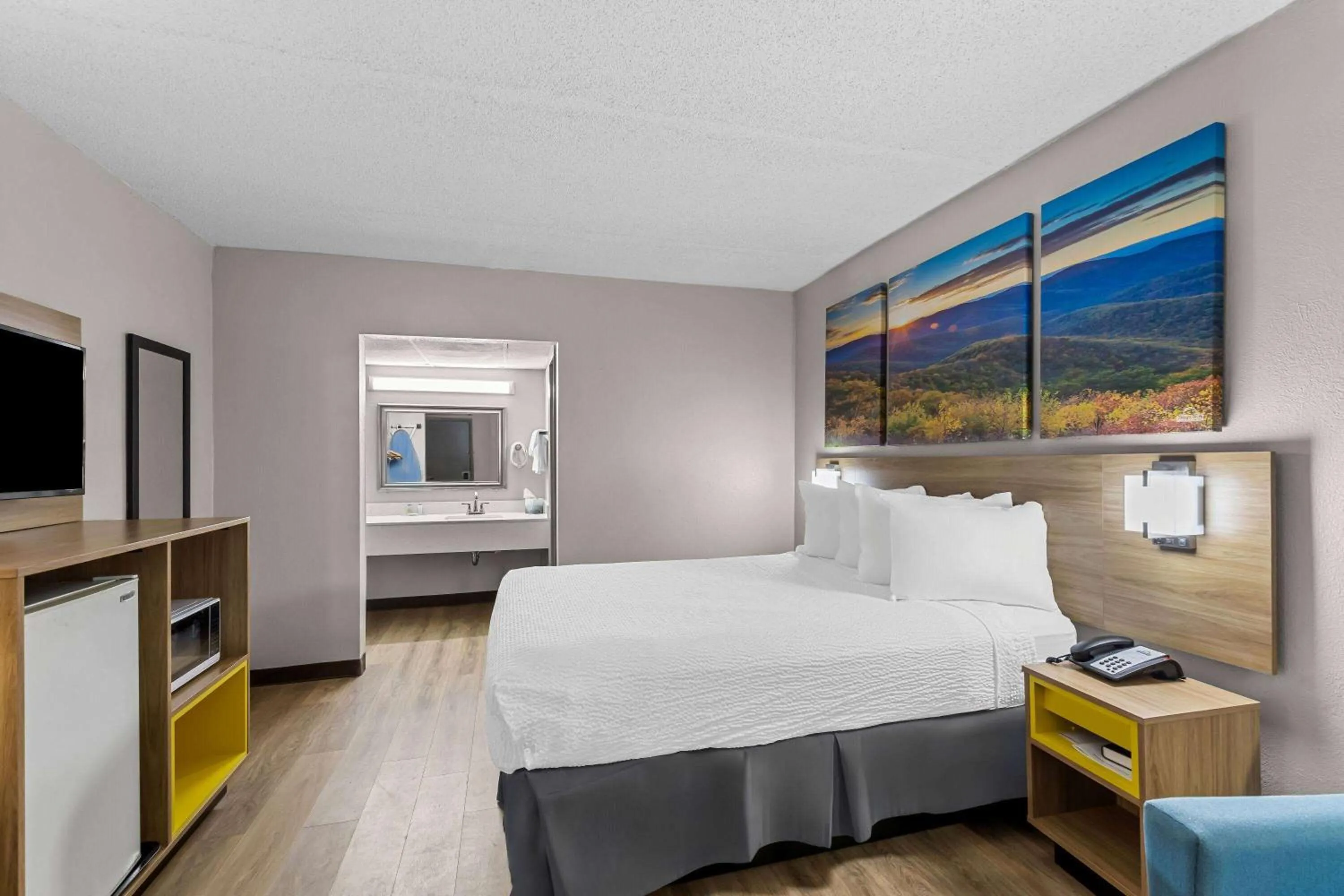 Bed in Days Inn by Wyndham Clayton