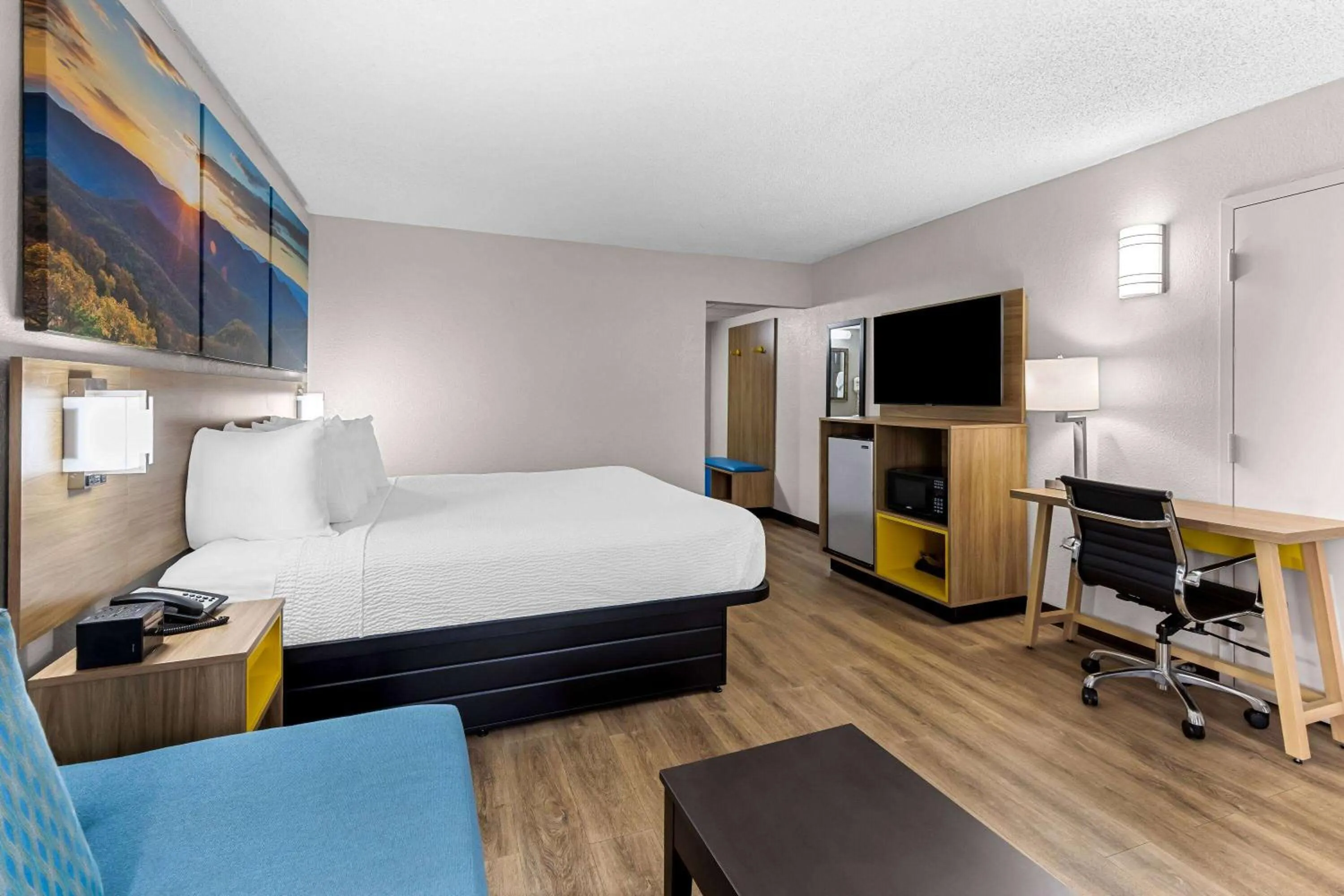 Bed in Days Inn by Wyndham Clayton