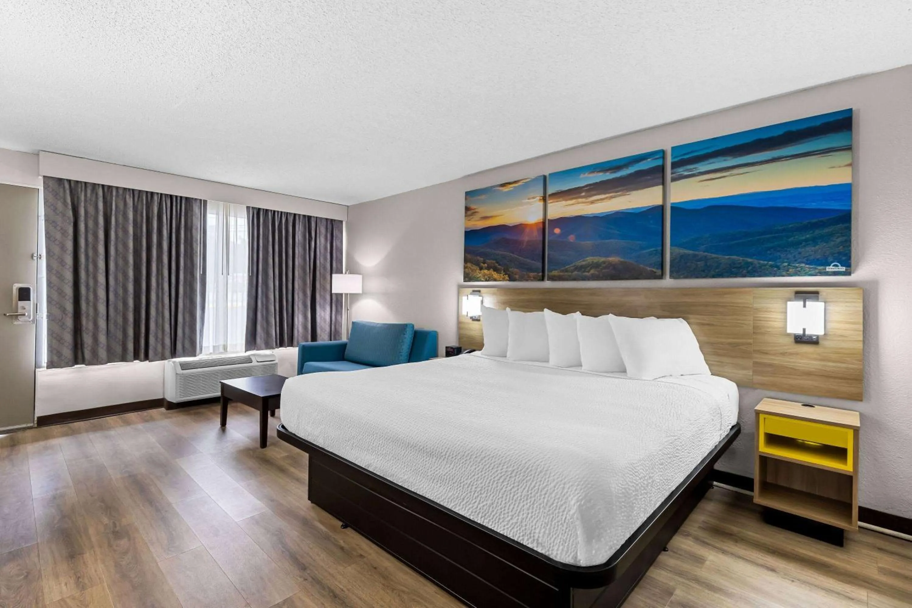 Bed in Days Inn by Wyndham Clayton