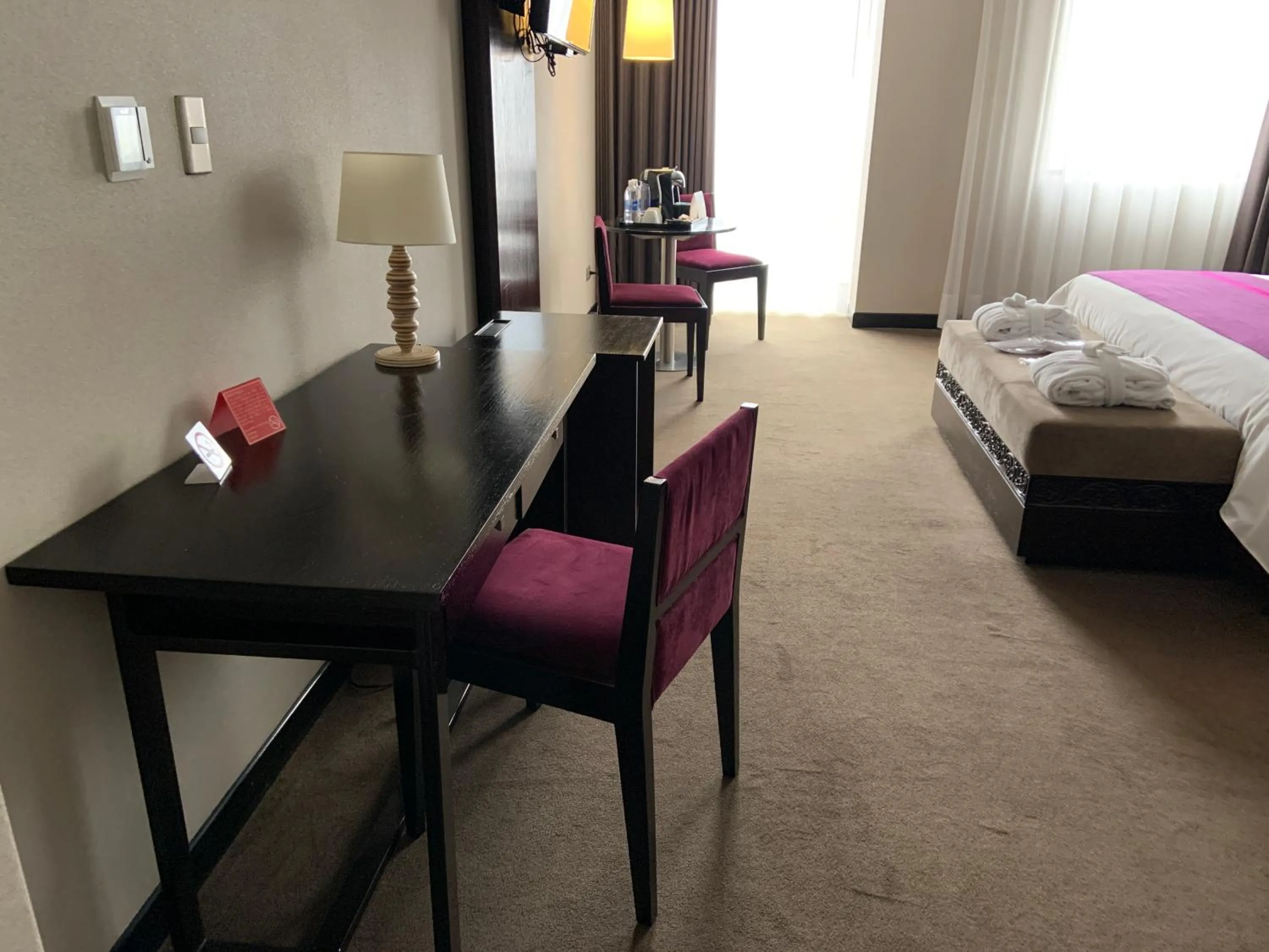 Seating area, Bed in Arawi Miraflores Prime