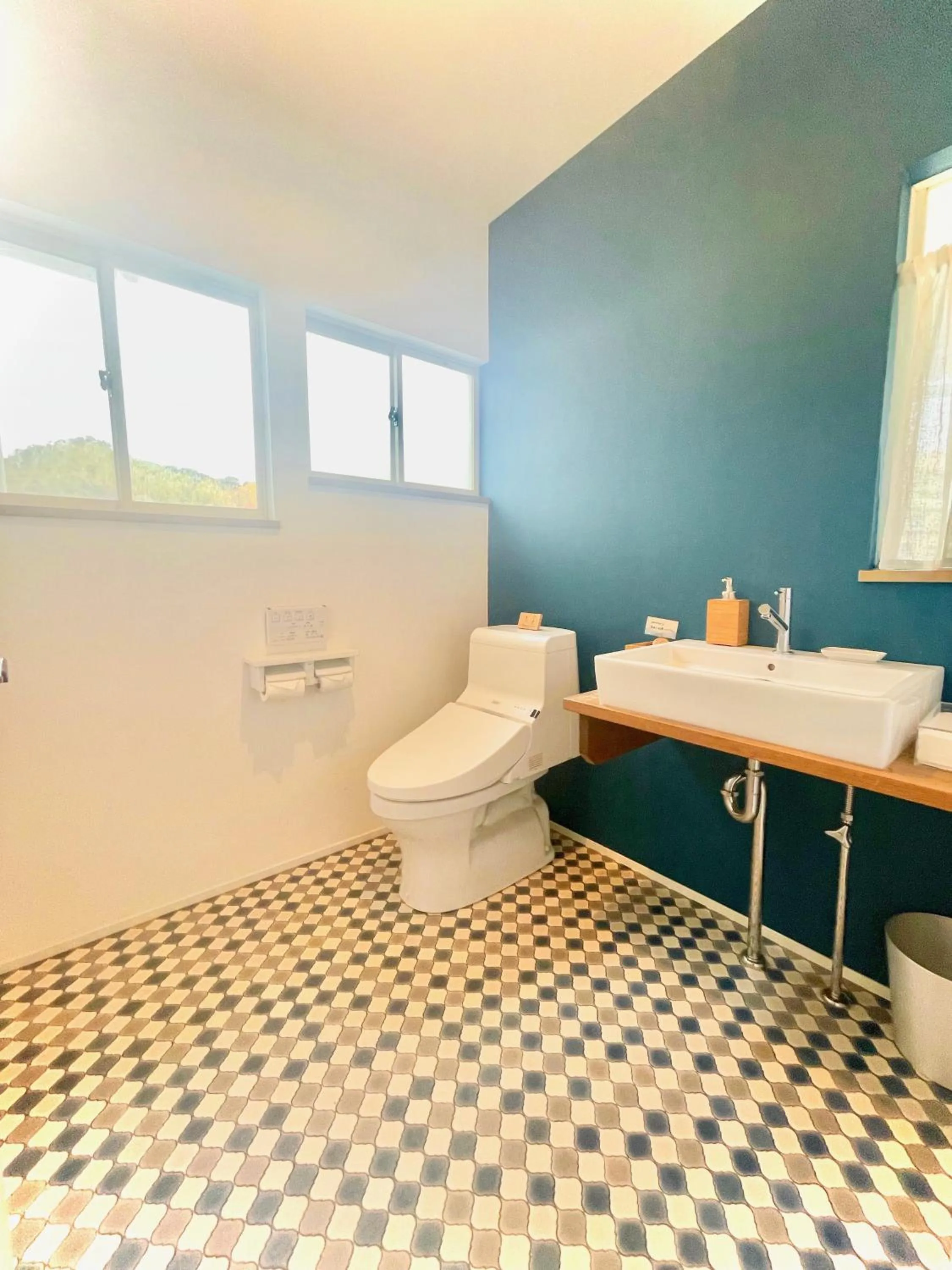 Toilet in insidey 海から歩いて10分 walk from the sea Tatadobeach Iritabeach 10min