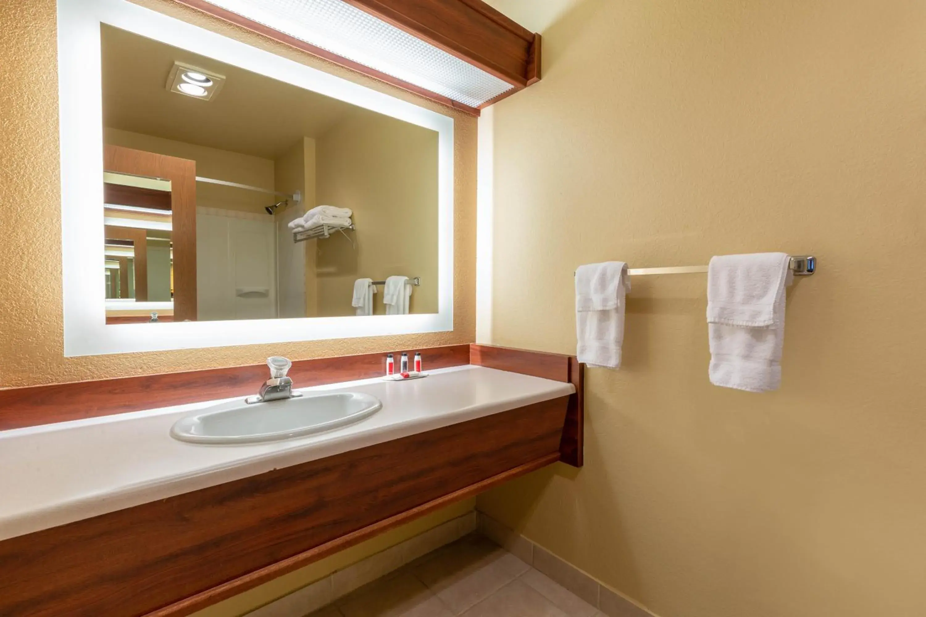 Queen Room with Two Queen Beds - Pet Friendly/Non-Smoking in Howard Johnson by Wyndham Leavenworth Queen Room with Two Queen Beds - Pet Friendly/Non-Smoking in Howard Johnson by Wyndham Leavenworth