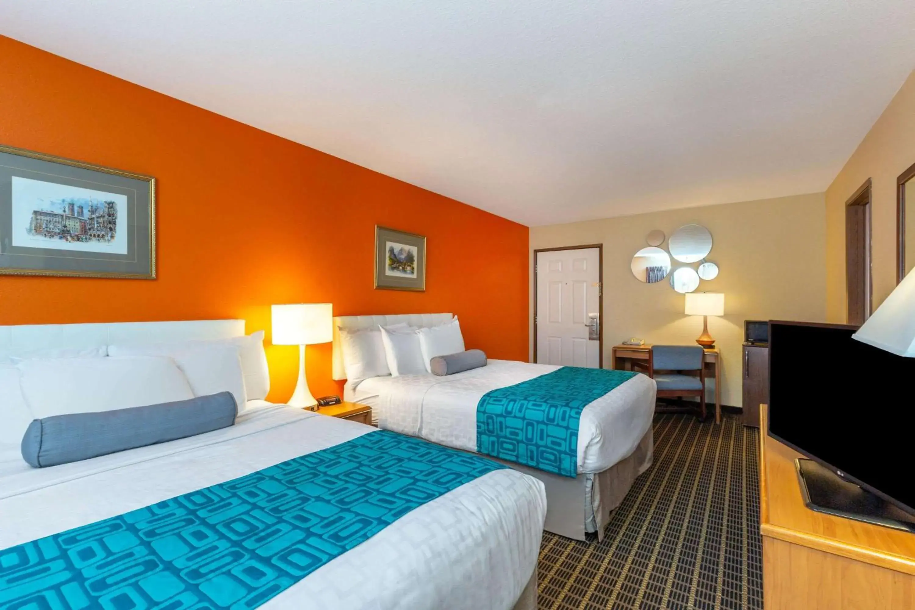 Queen Room with Two Queen Beds and Bath Tub - Mobility Accessible/Pet Friendly - Non-Smoking in Howard Johnson by Wyndham Leavenworth Queen Room with Two Queen Beds and Bath Tub - Mobility Accessible/Pet Friendly - Non-Smoking in Howard Johnson by Wyndham Leavenworth