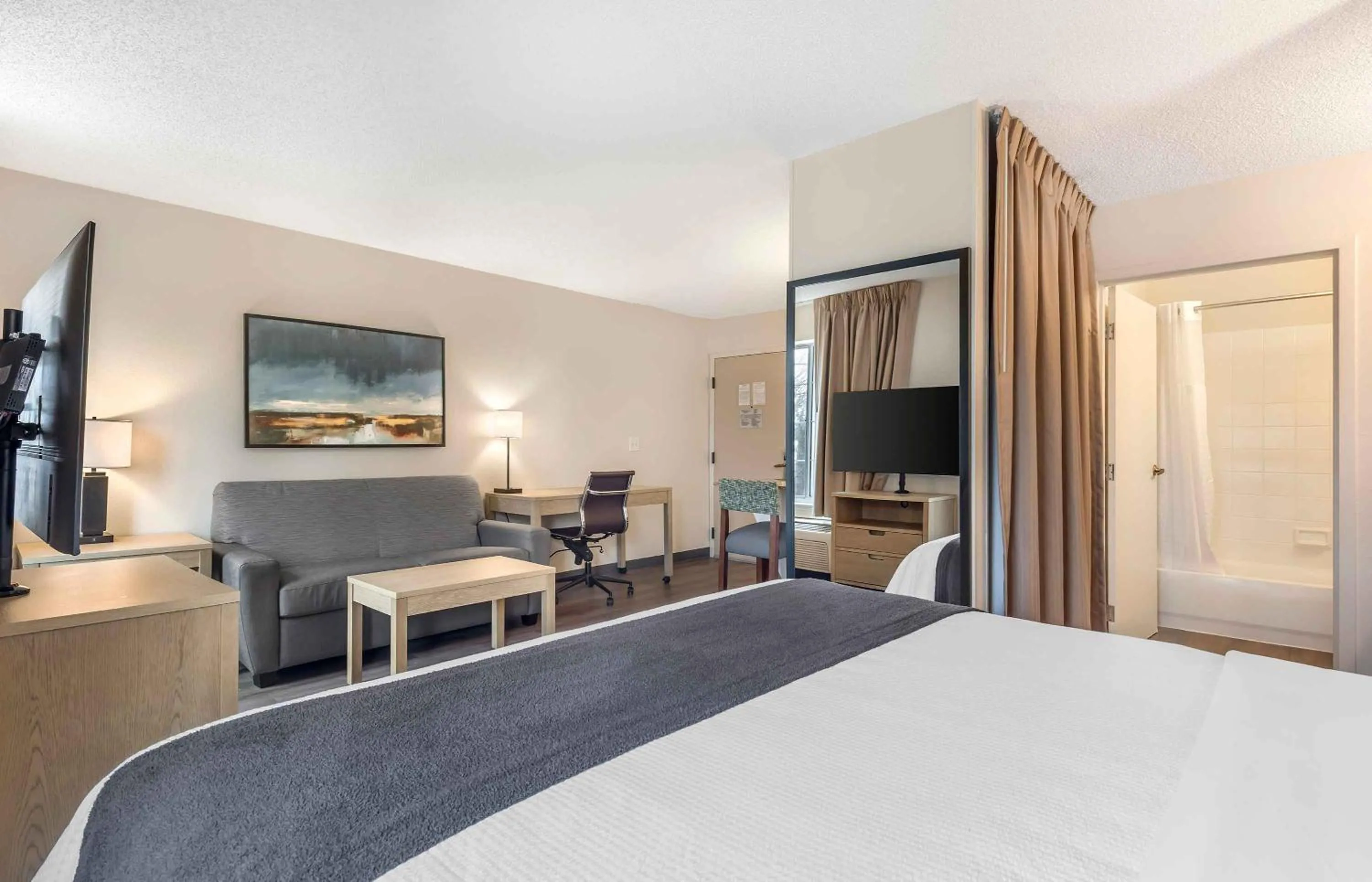 Photo of the whole room, Bed in Extended Stay America Suites - Washington, DC - Alexandria - Eisenhower Ave