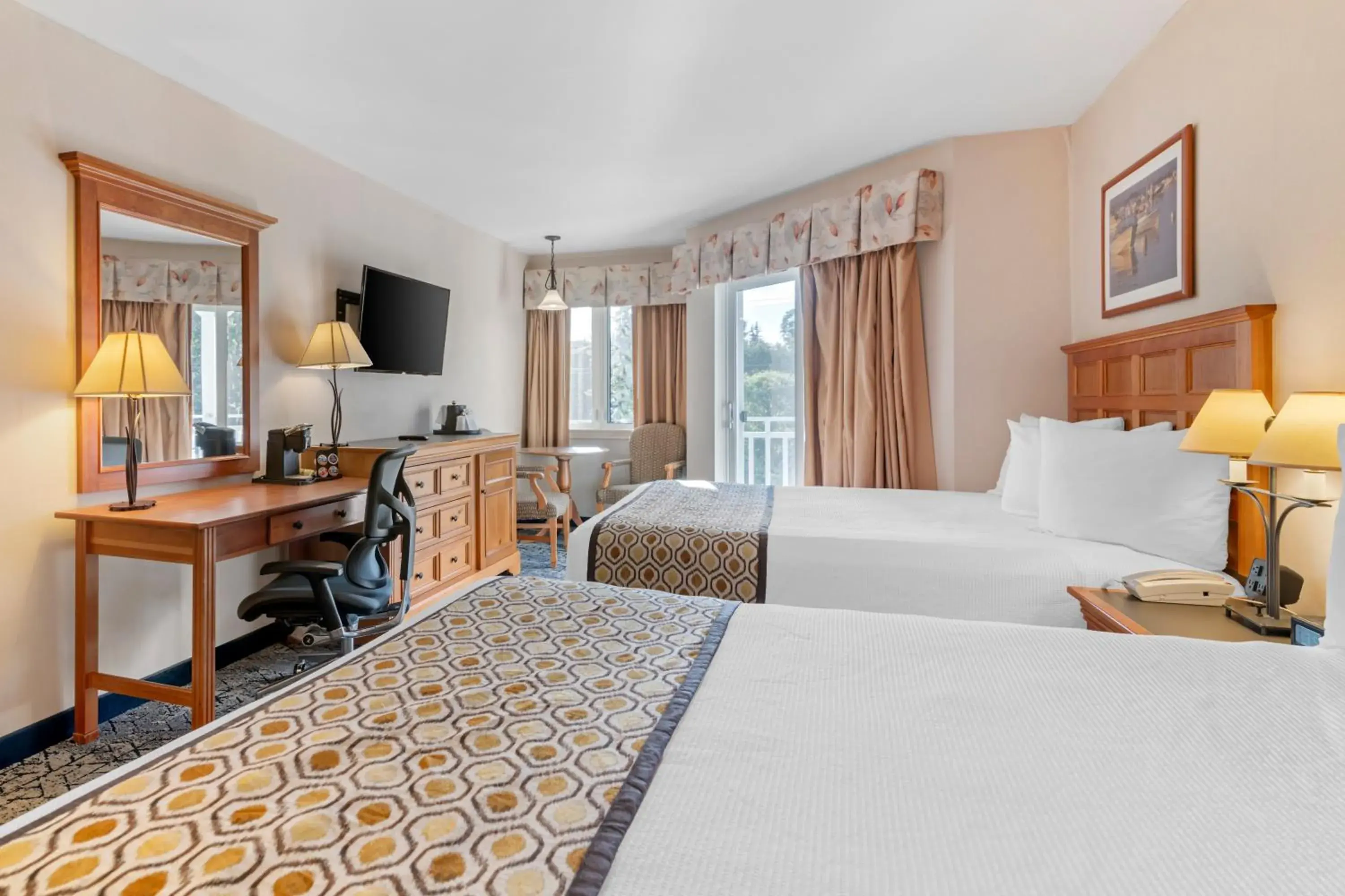 Queen Room in Meadowmere Resort Queen Room in Meadowmere Resort