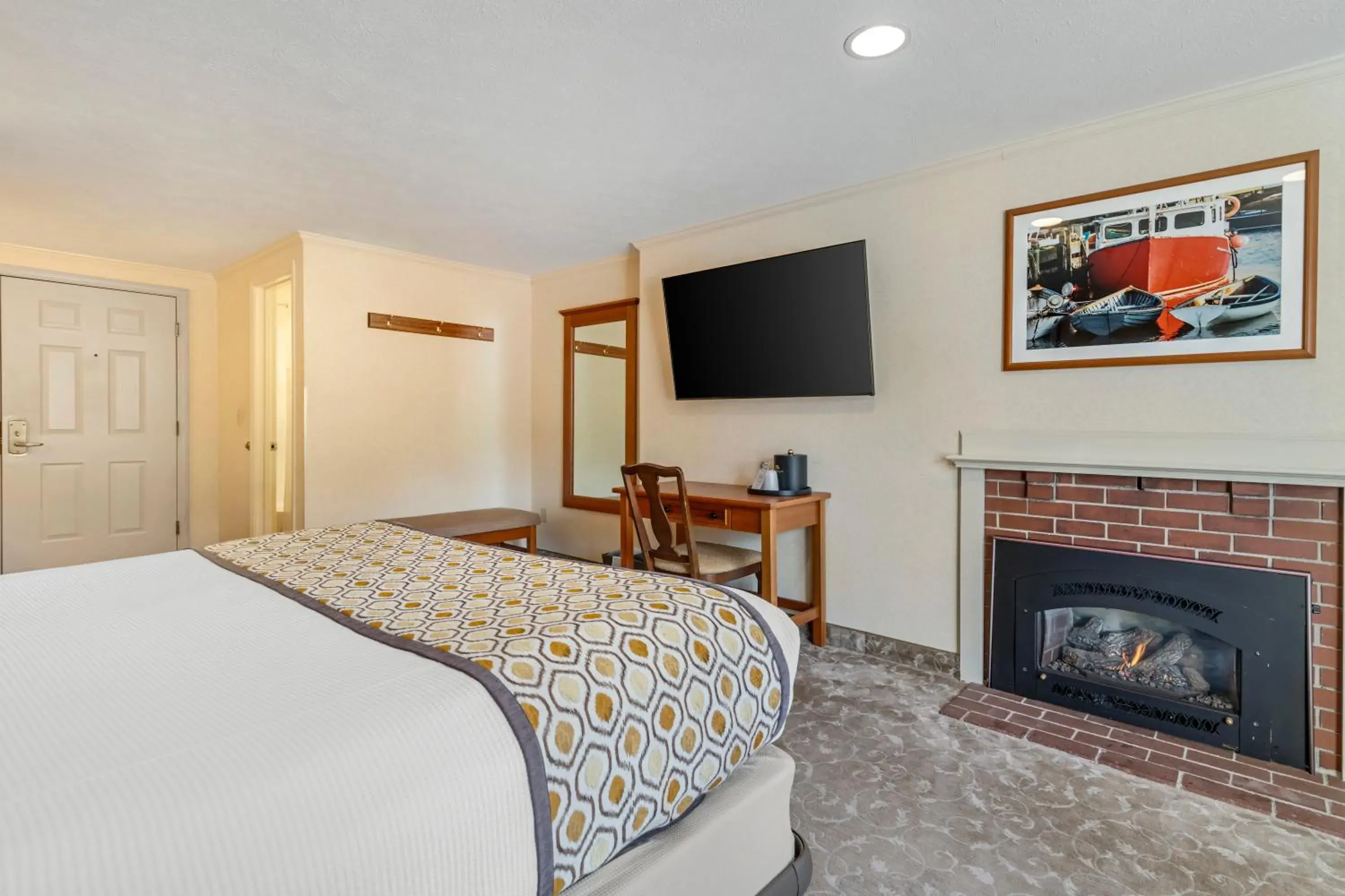 King Room with Fireplace in Meadowmere Resort King Room with Fireplace in Meadowmere Resort