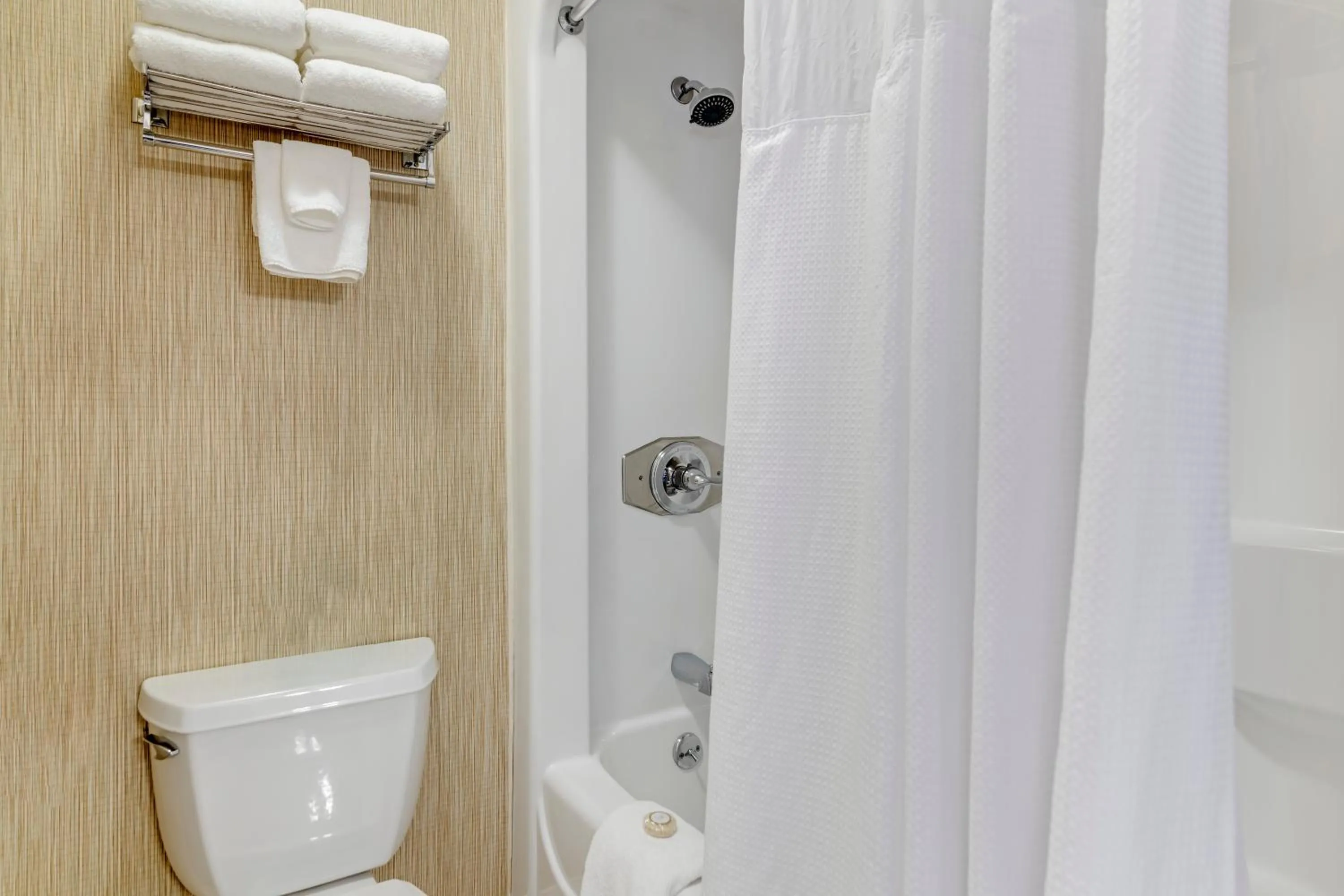 Shower in Meadowmere Resort