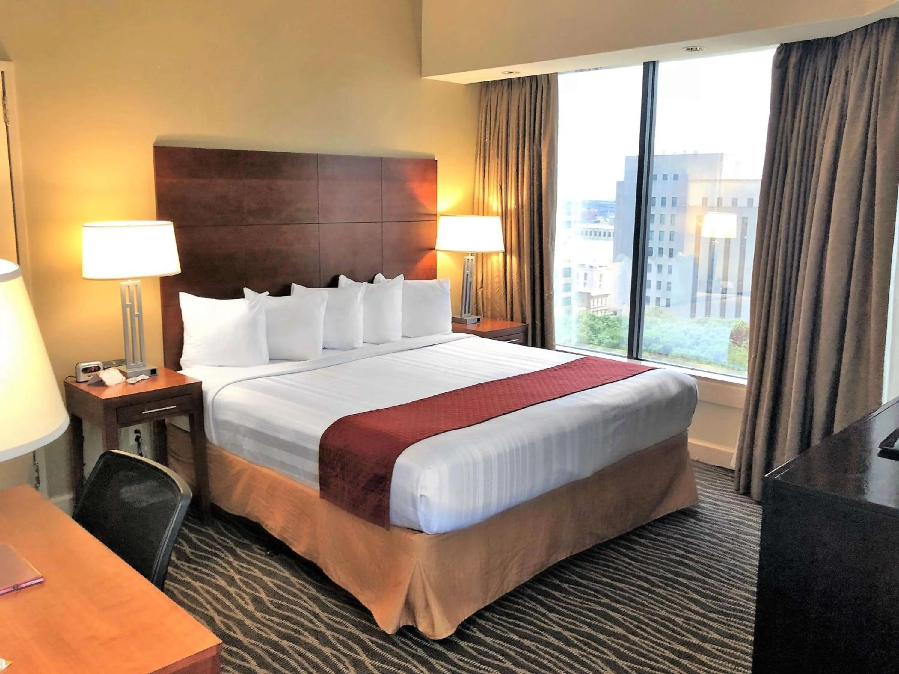 Photo of the whole room, Bed in Blake Hotel New Orleans, BW Signature Collection