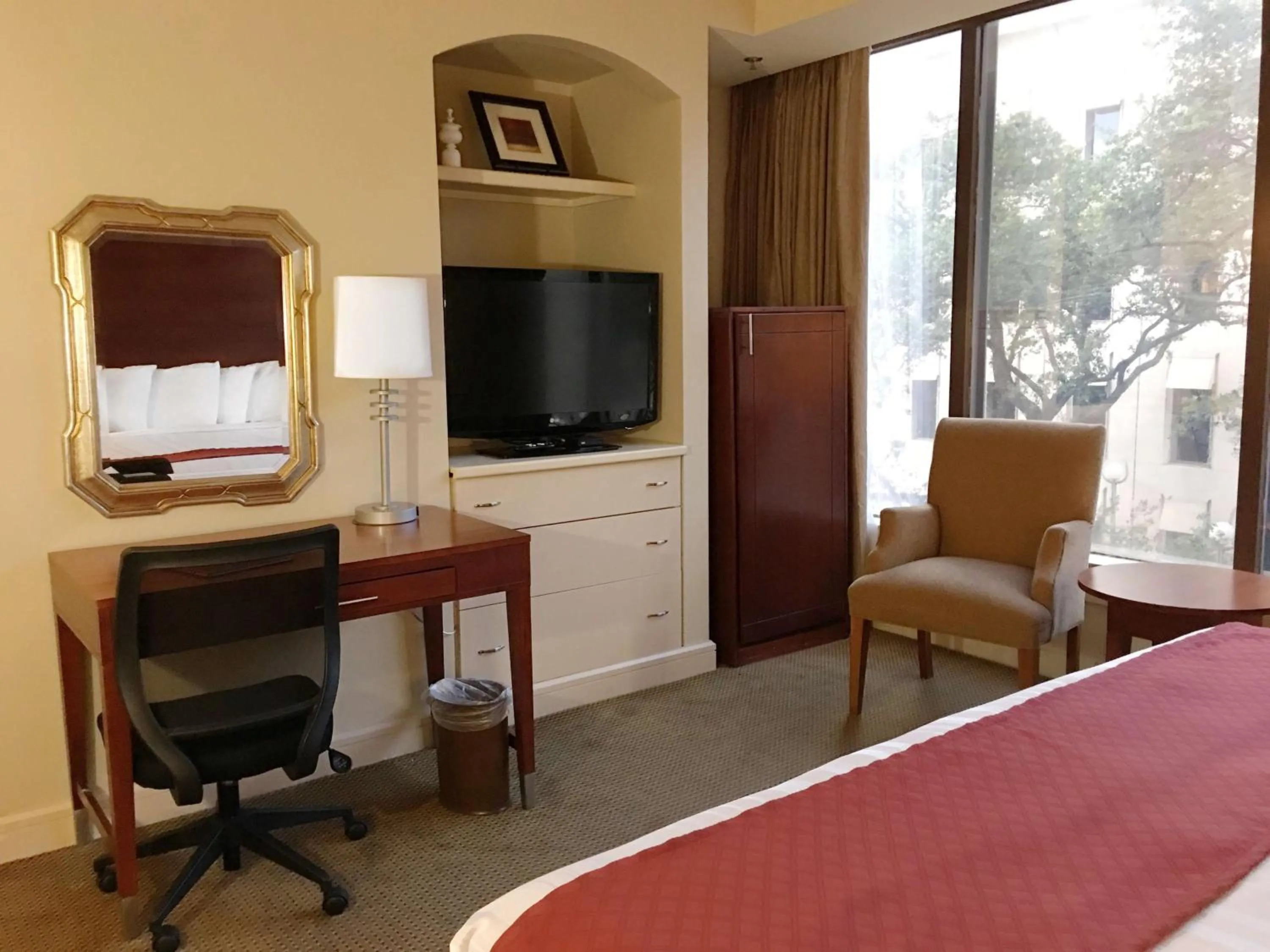 Photo of the whole room, Bed in Blake Hotel New Orleans, BW Signature Collection