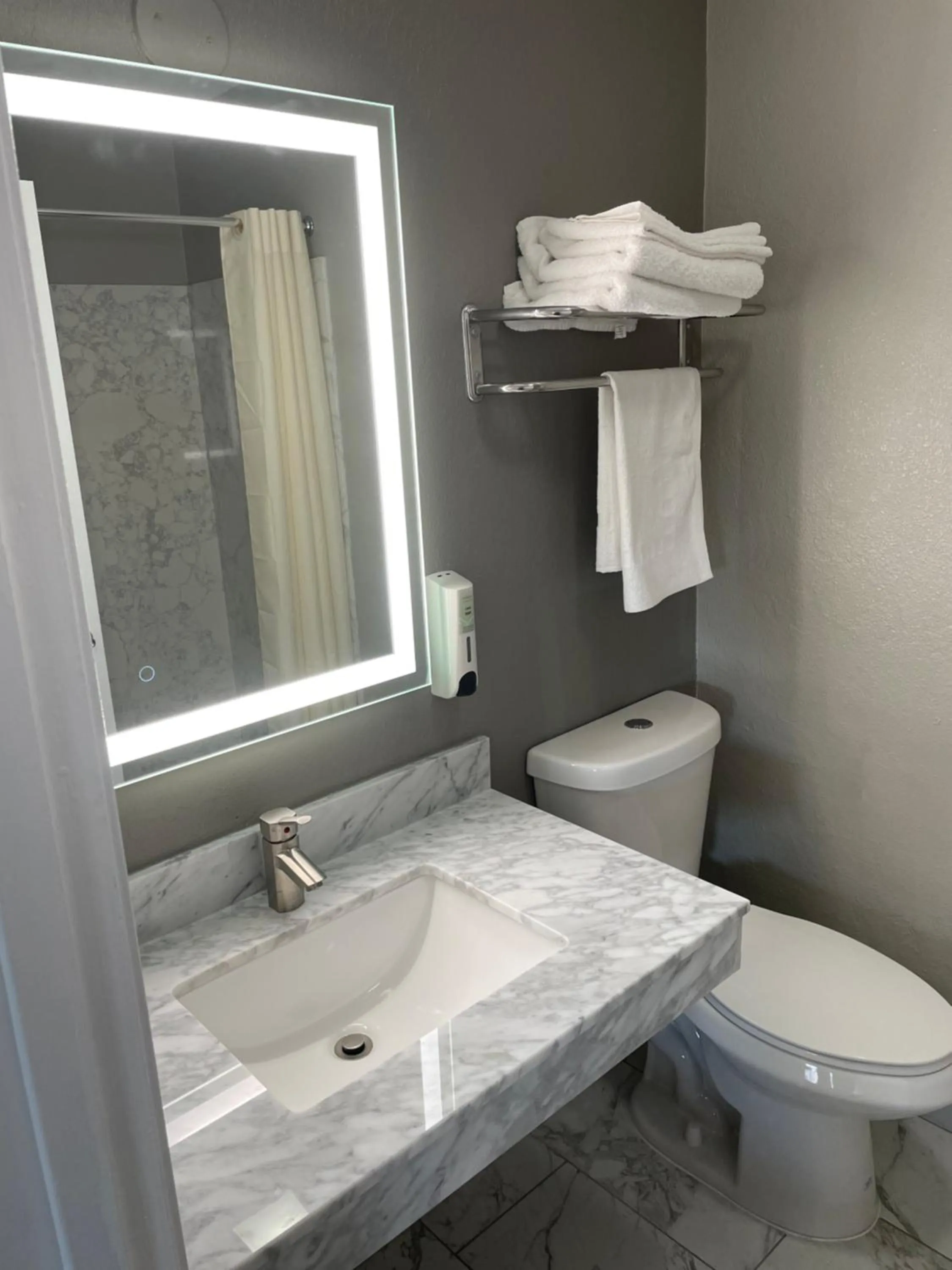 Bathroom in Villa Court Inn Oroville