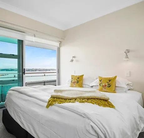 Bed in Auckland Waterfront Serviced Apartments on Prince's Wharf