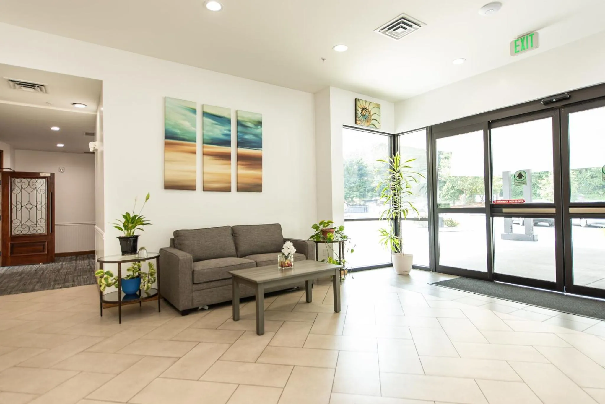 Oyster Bay Inn & Suites