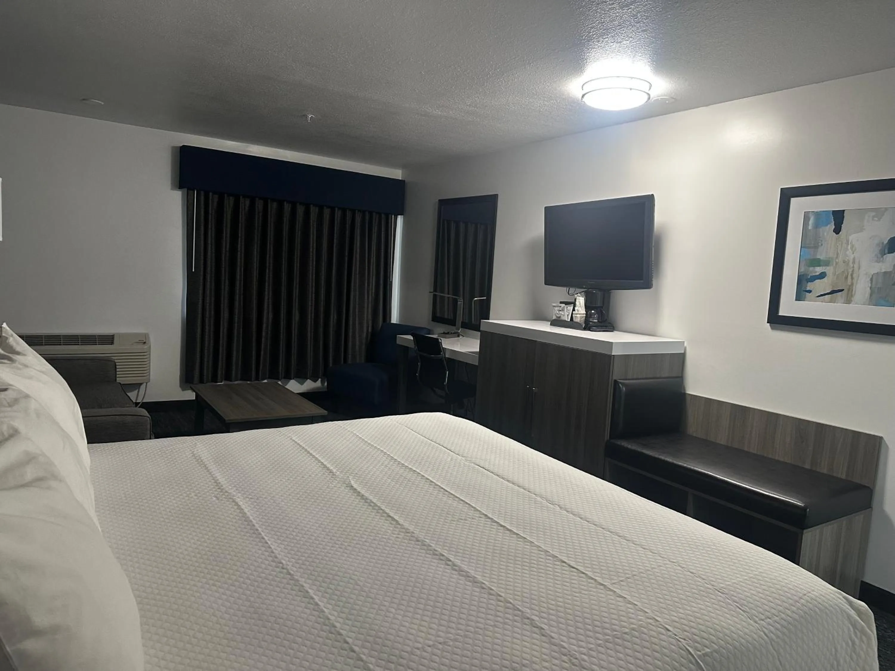 Bed in Oyster Bay Inn & Suites