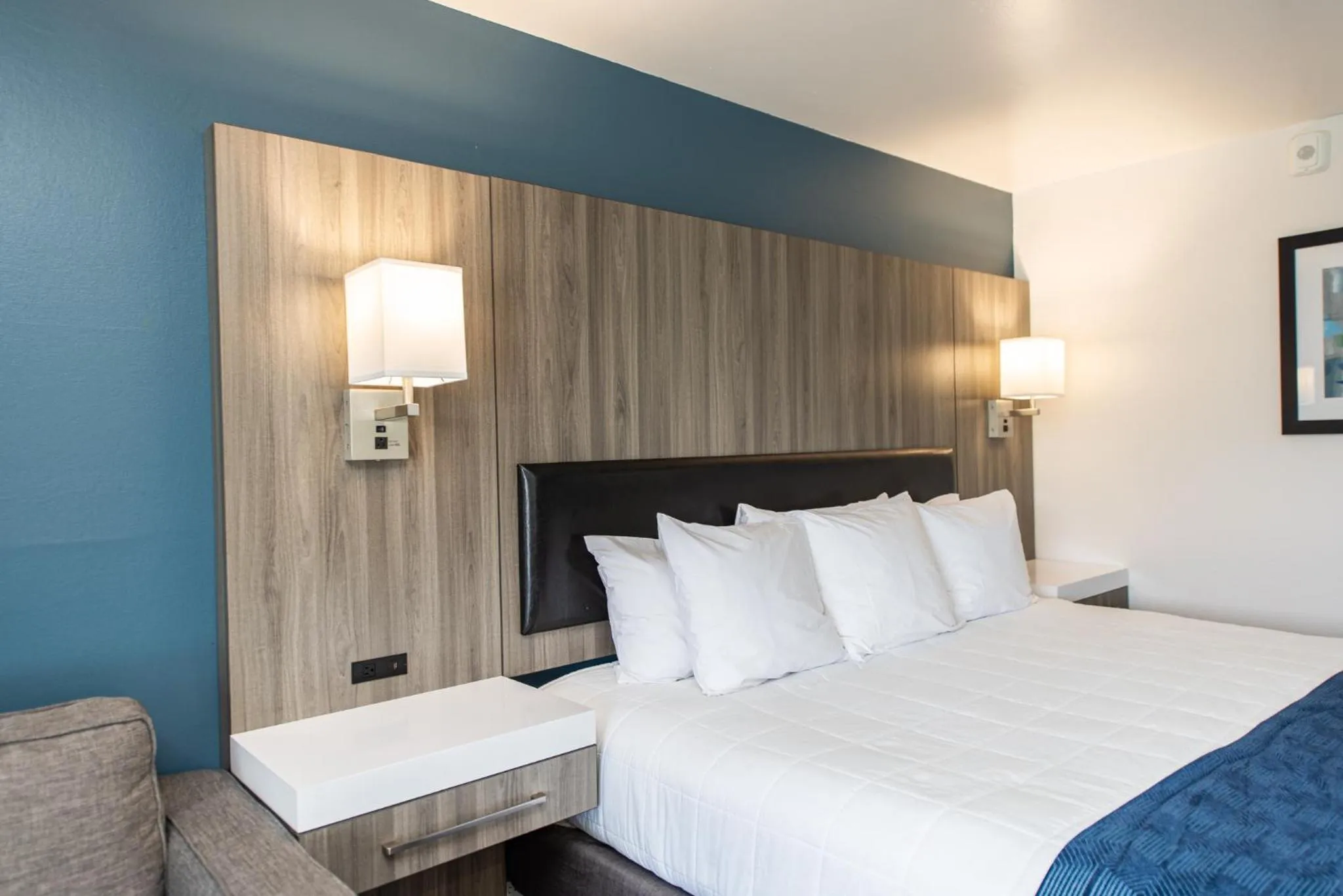 Bed in Oyster Bay Inn & Suites