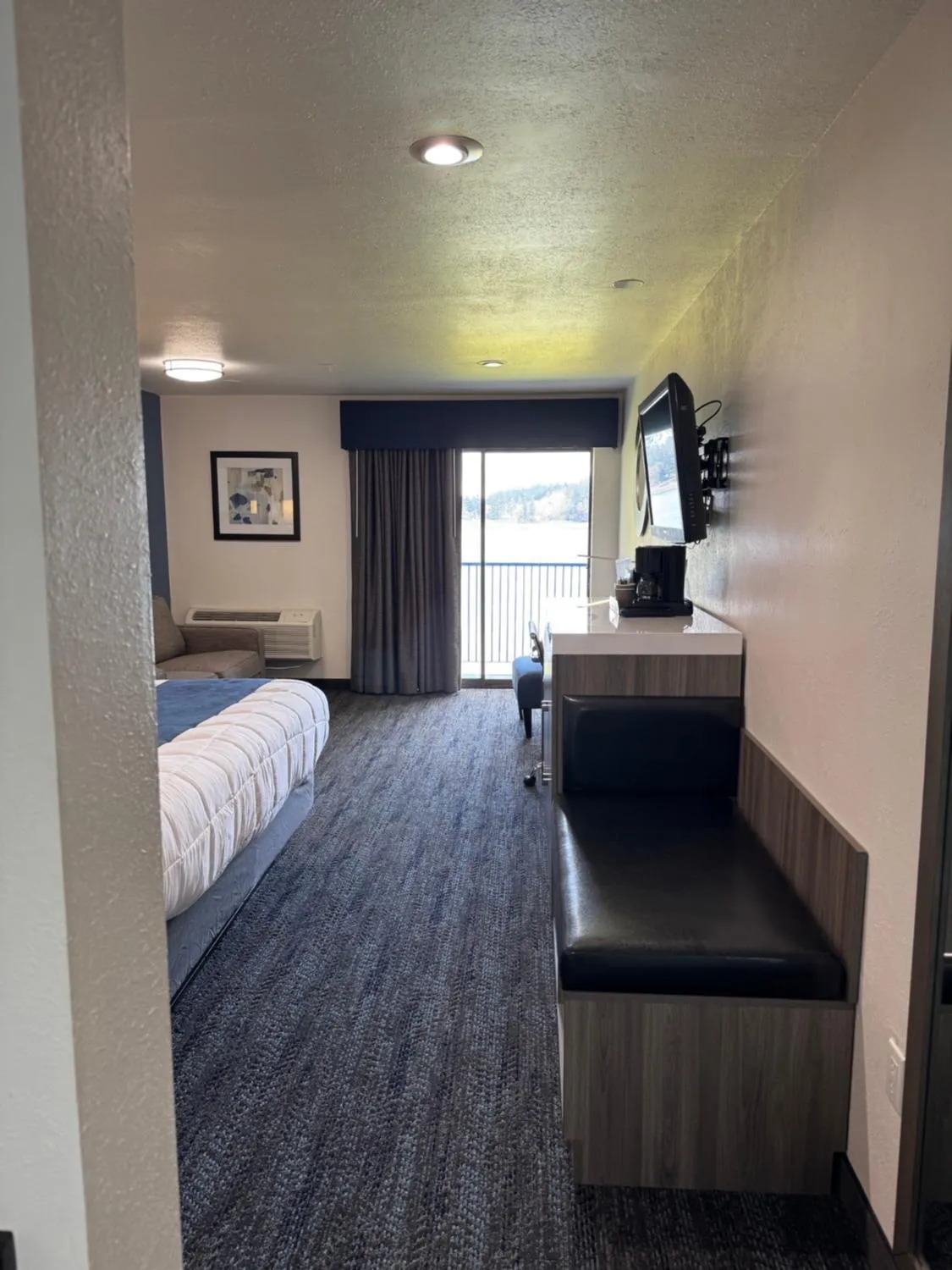 Bed in Oyster Bay Inn & Suites