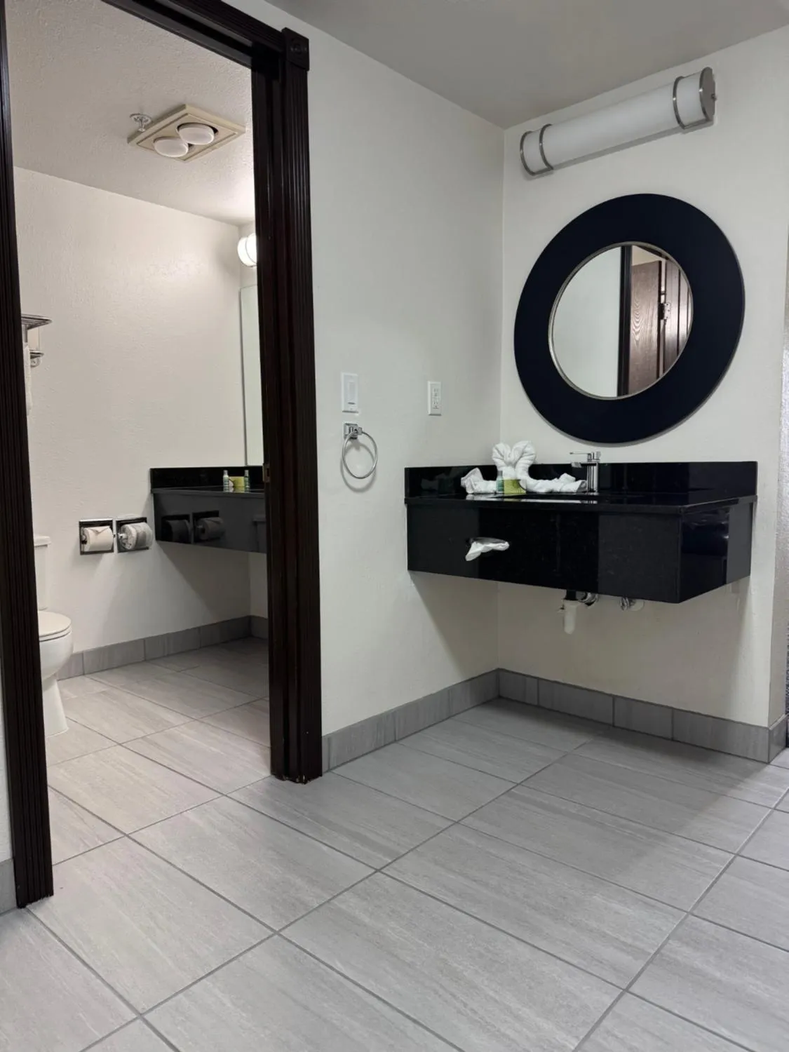 Oyster Bay Inn & Suites